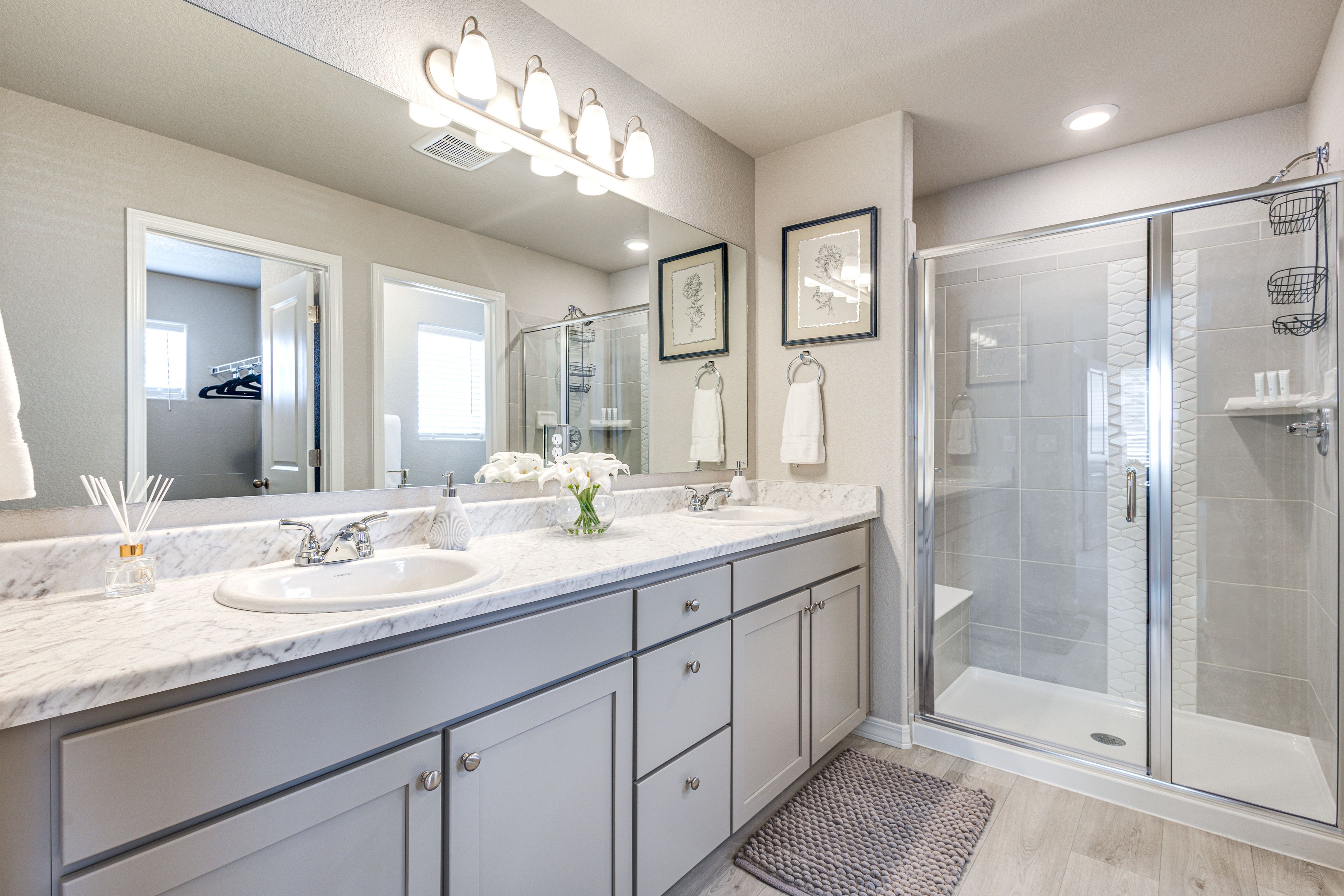 Full Bathroom | Towels Provided | 2nd Floor