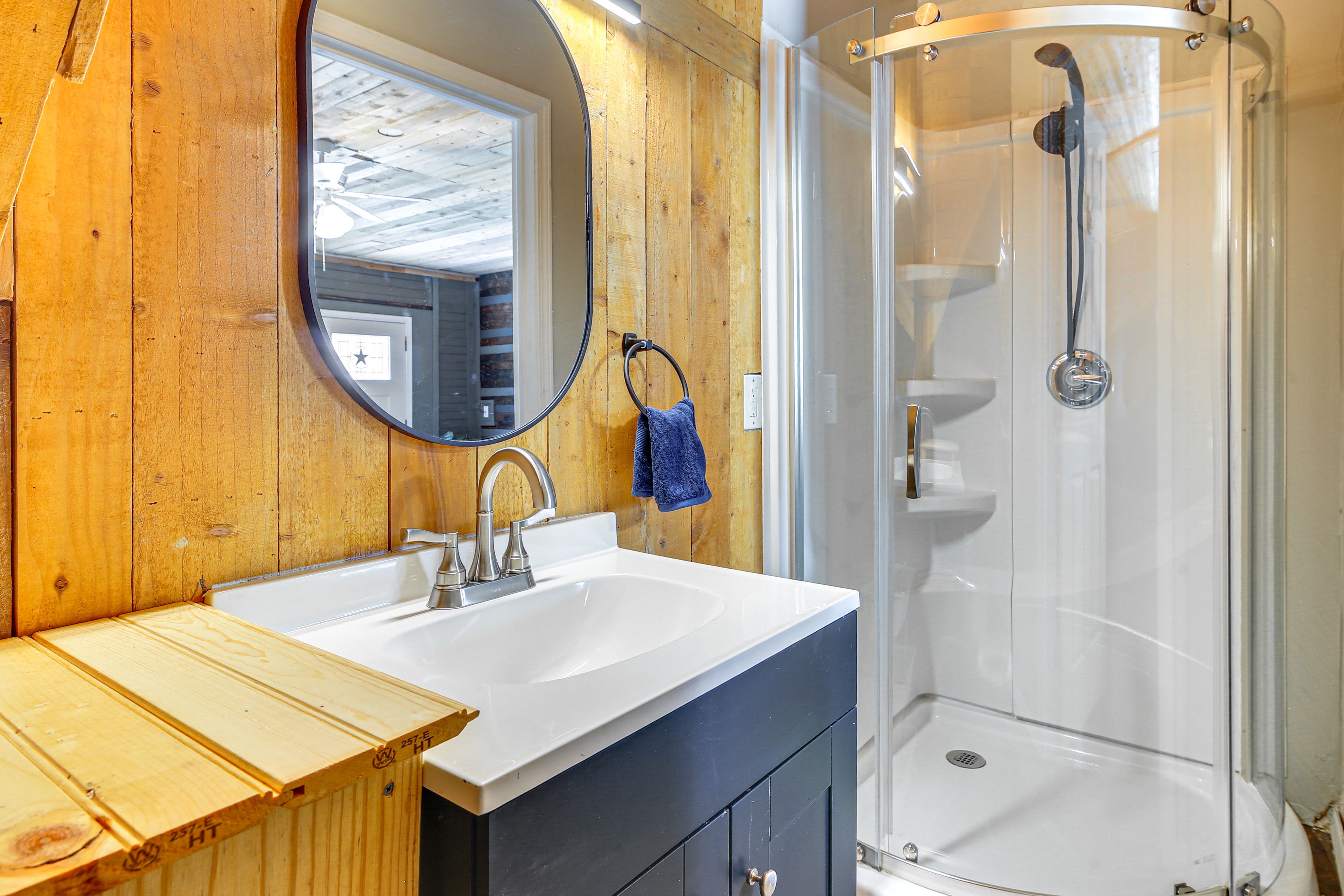 Studio | Full Bathroom | Towels Provided