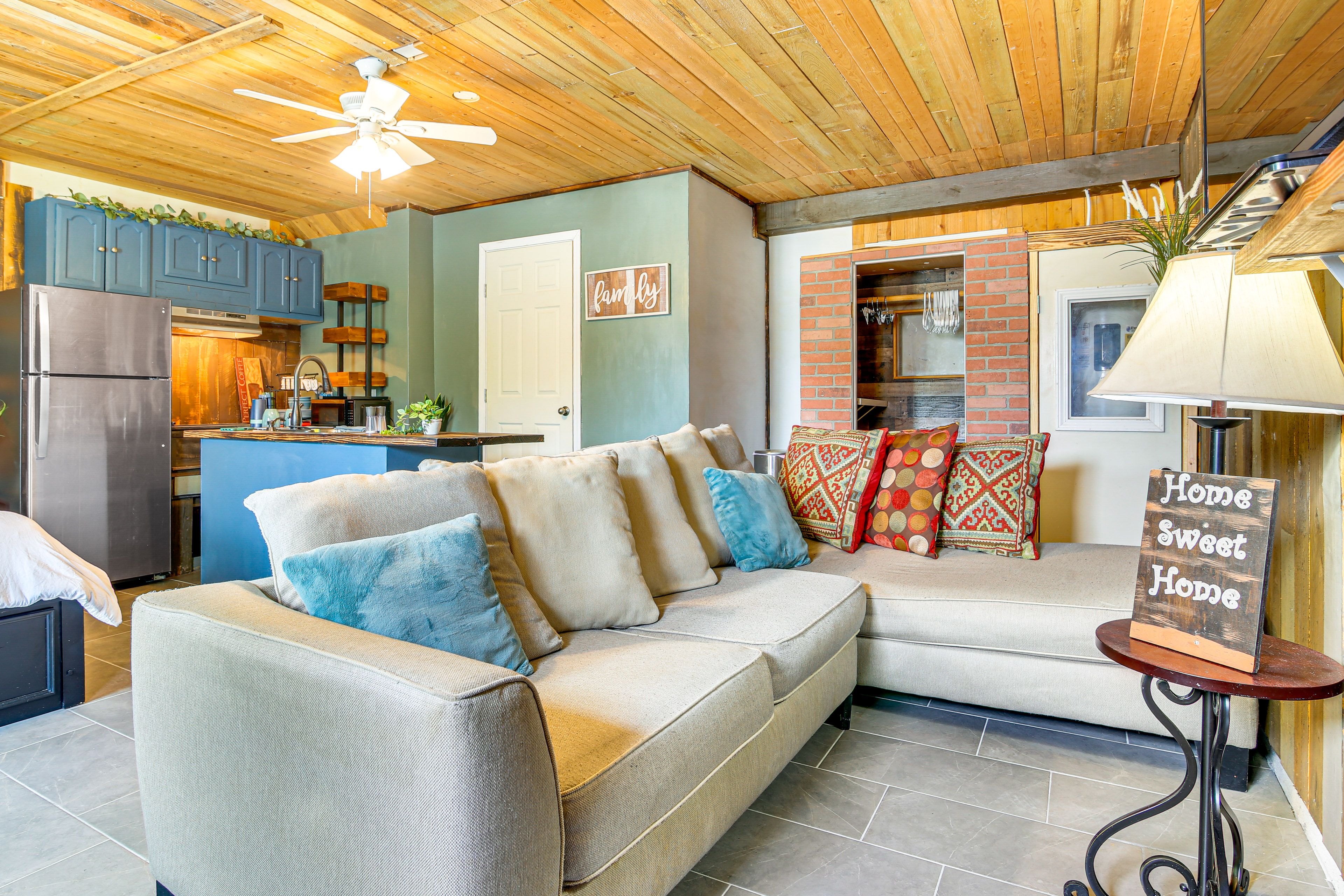 Studio | Living Space | Free WiFi | Smart TV | Wall A/C Unit & Space Heater