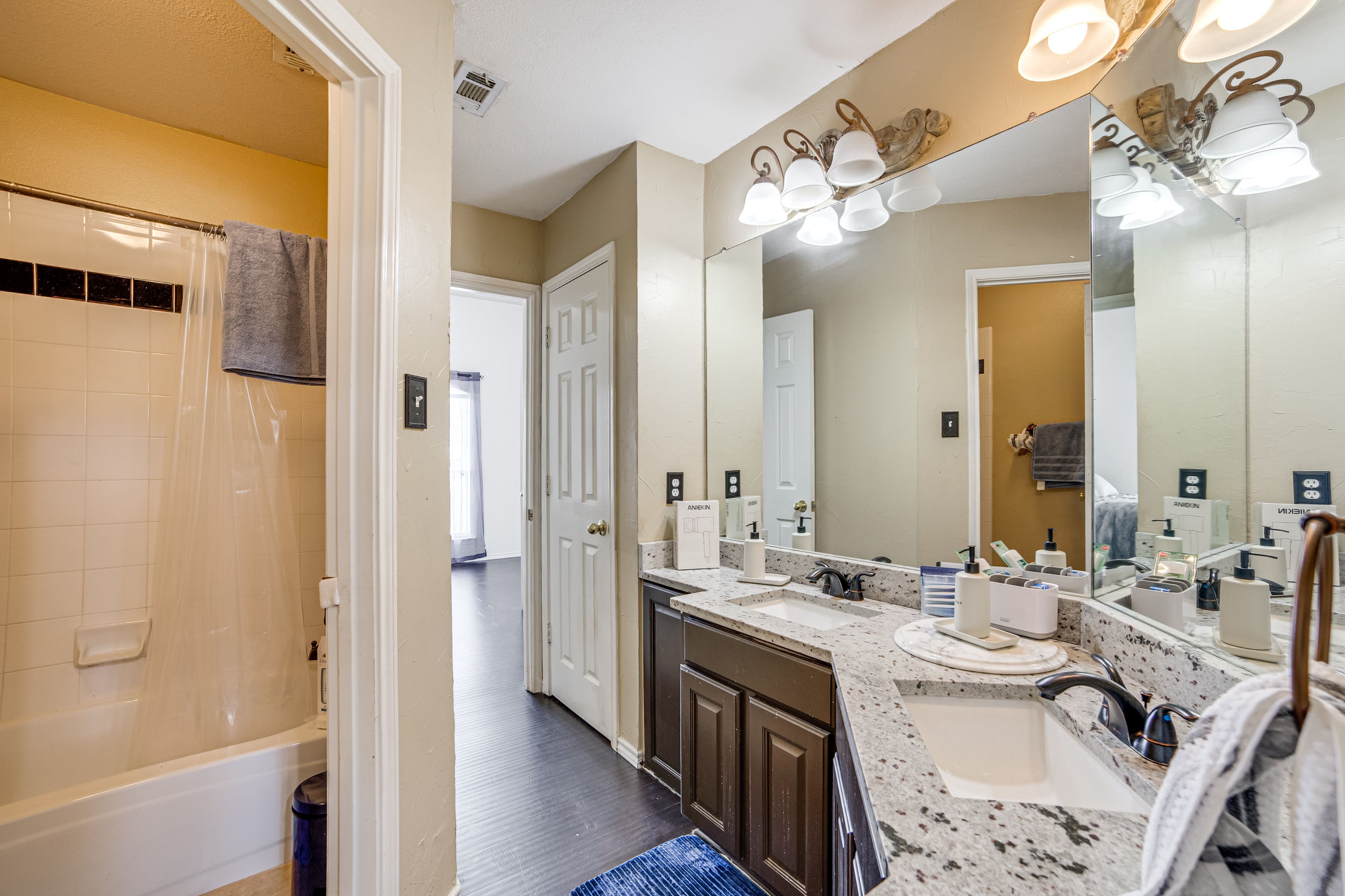 En-Suite Bathroom | 2nd Floor