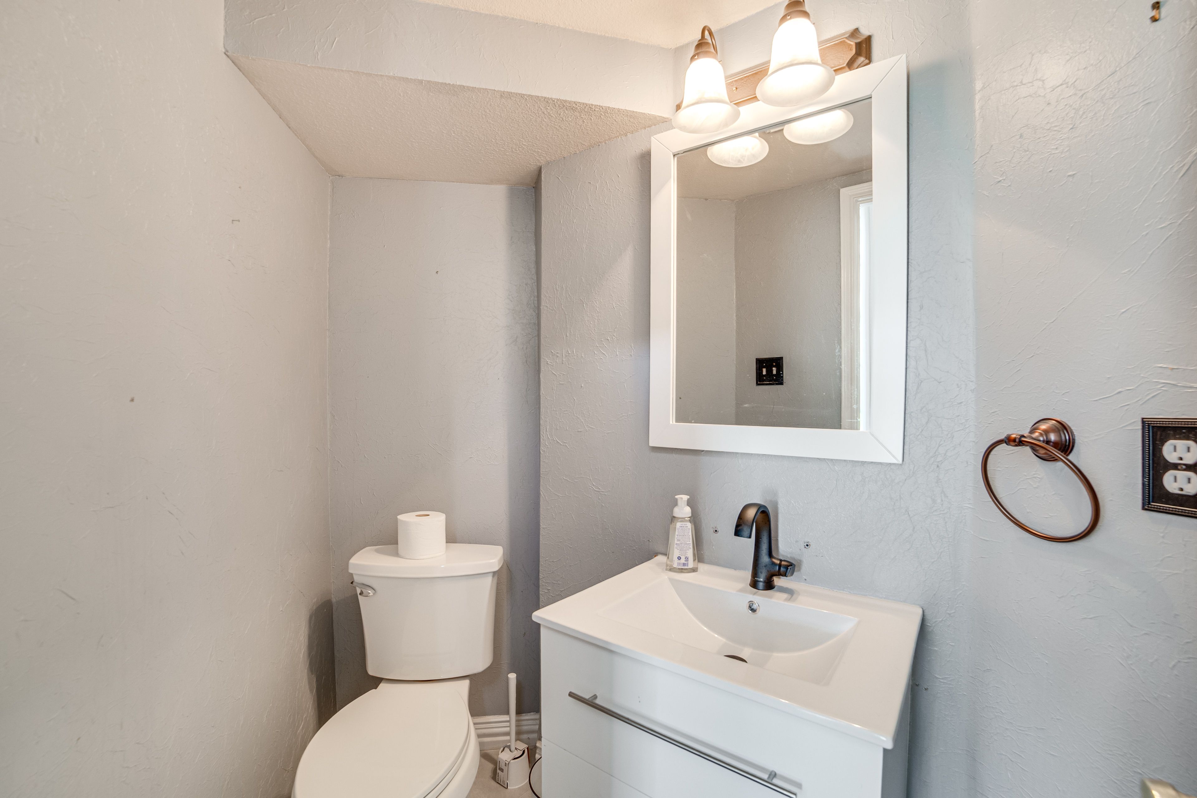 Half Bathroom | 1st Floor