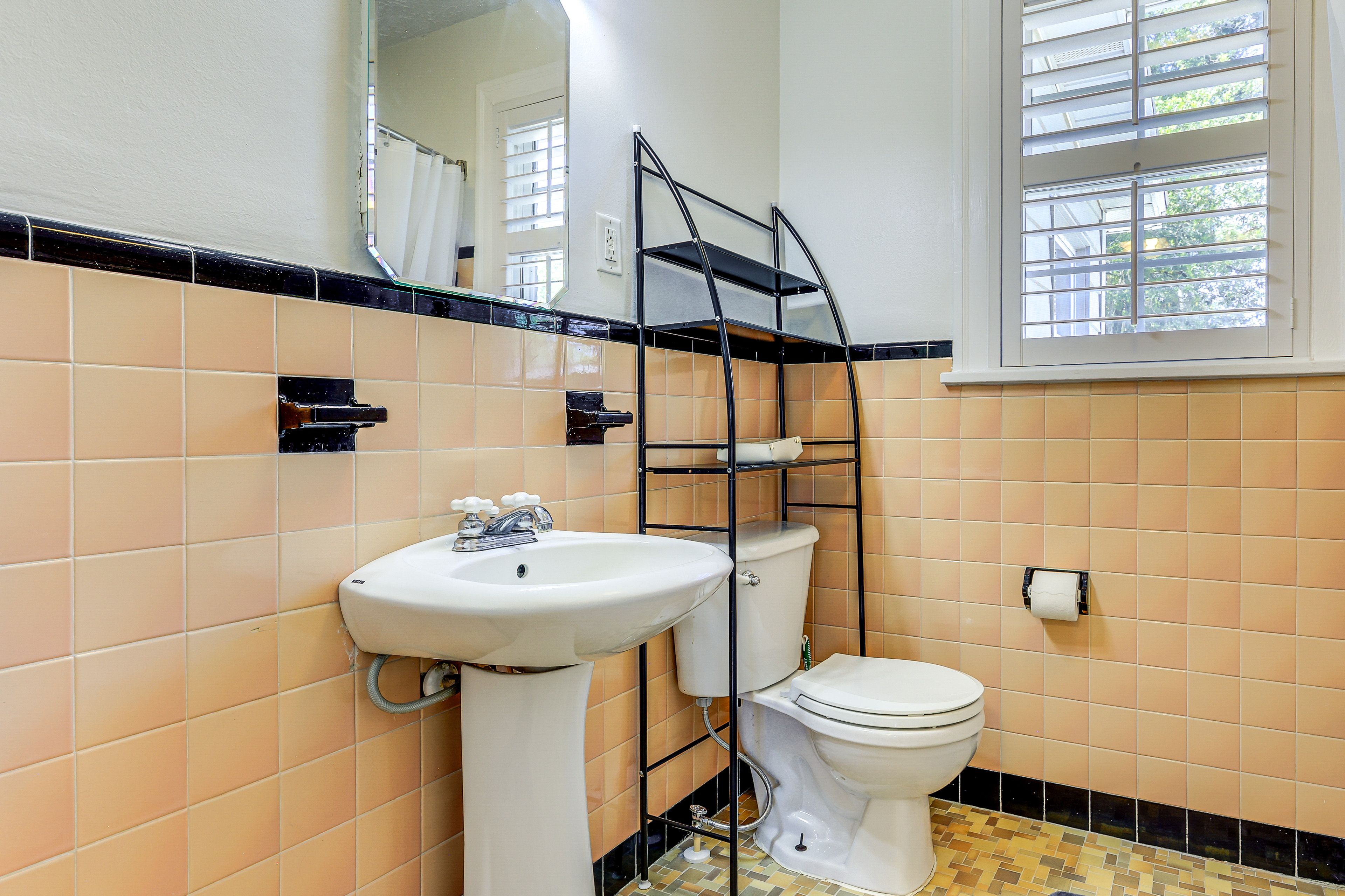 Full Bathroom | Towels Provided