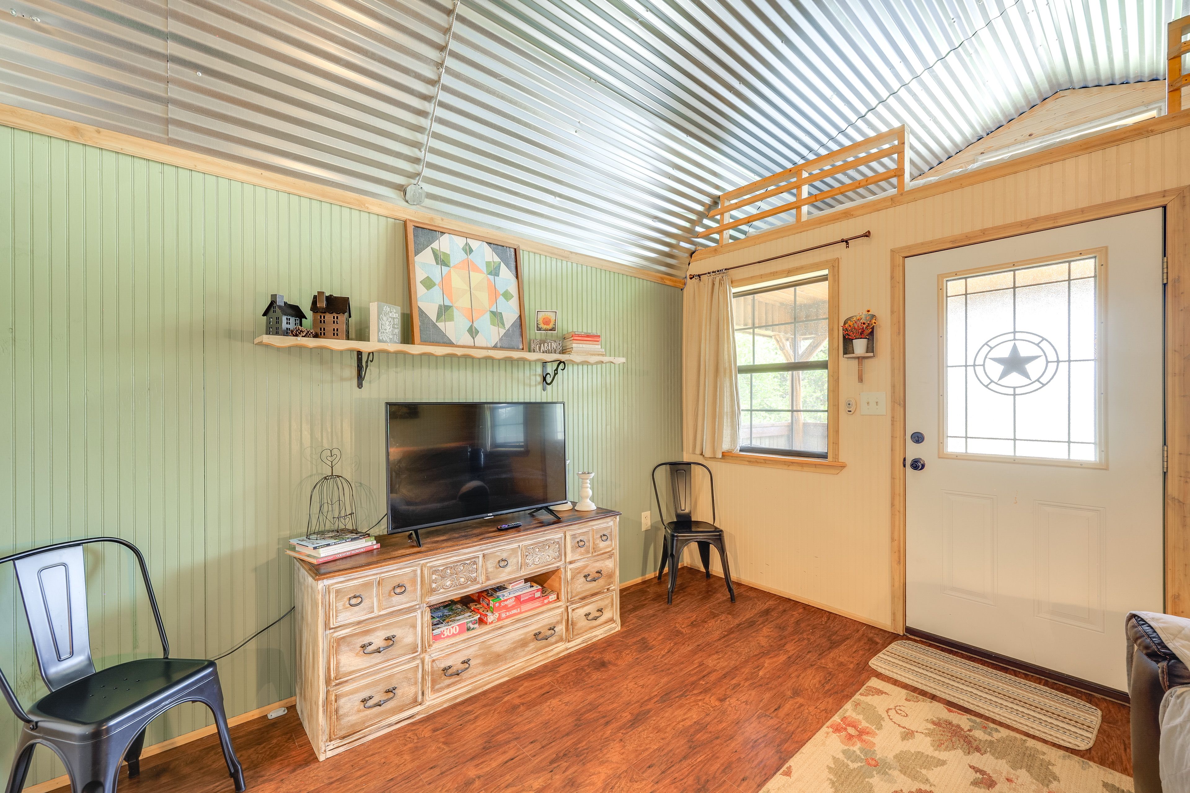 Living Room | Free WiFi | Smart TV