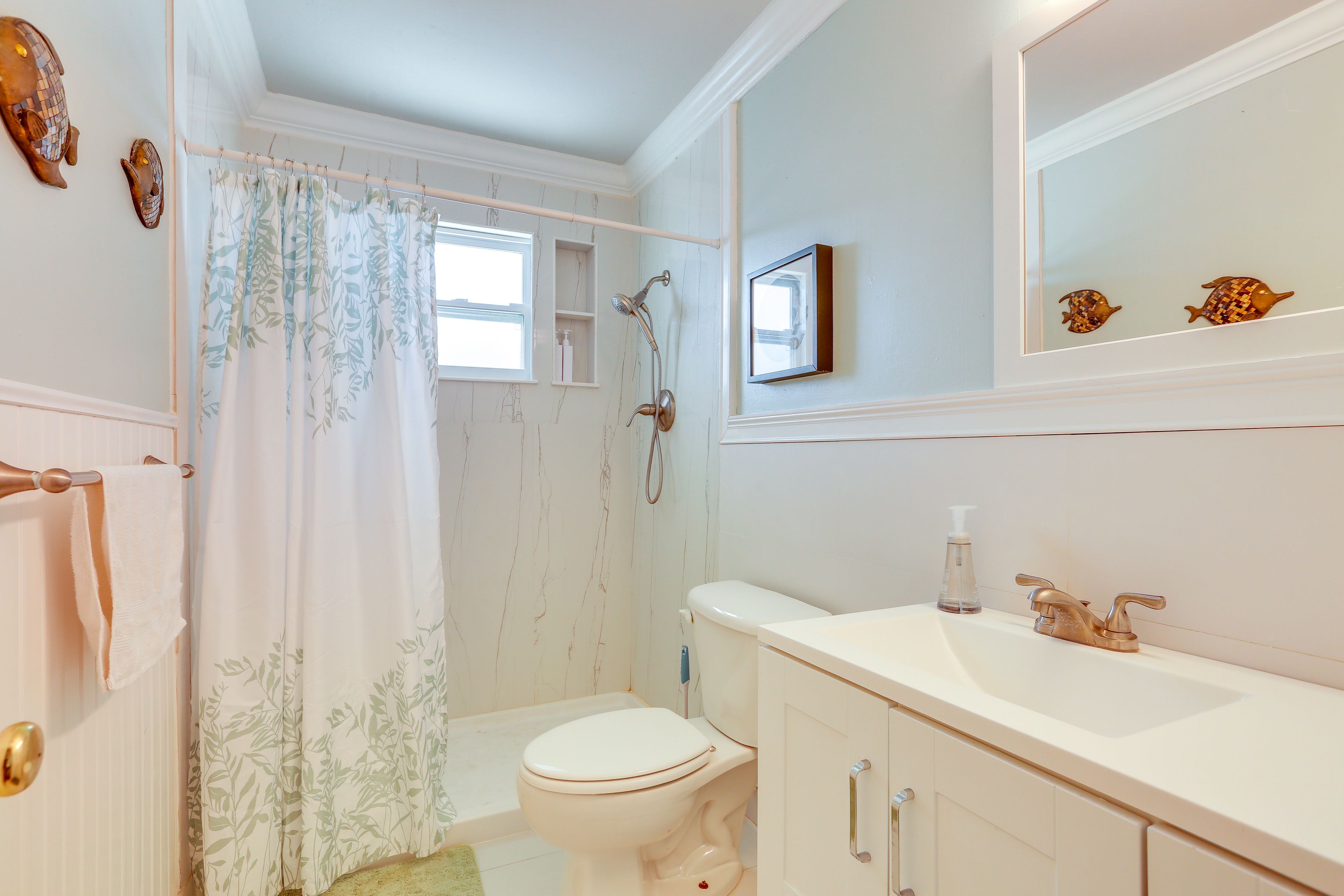 Full Bathroom | Towels Provided