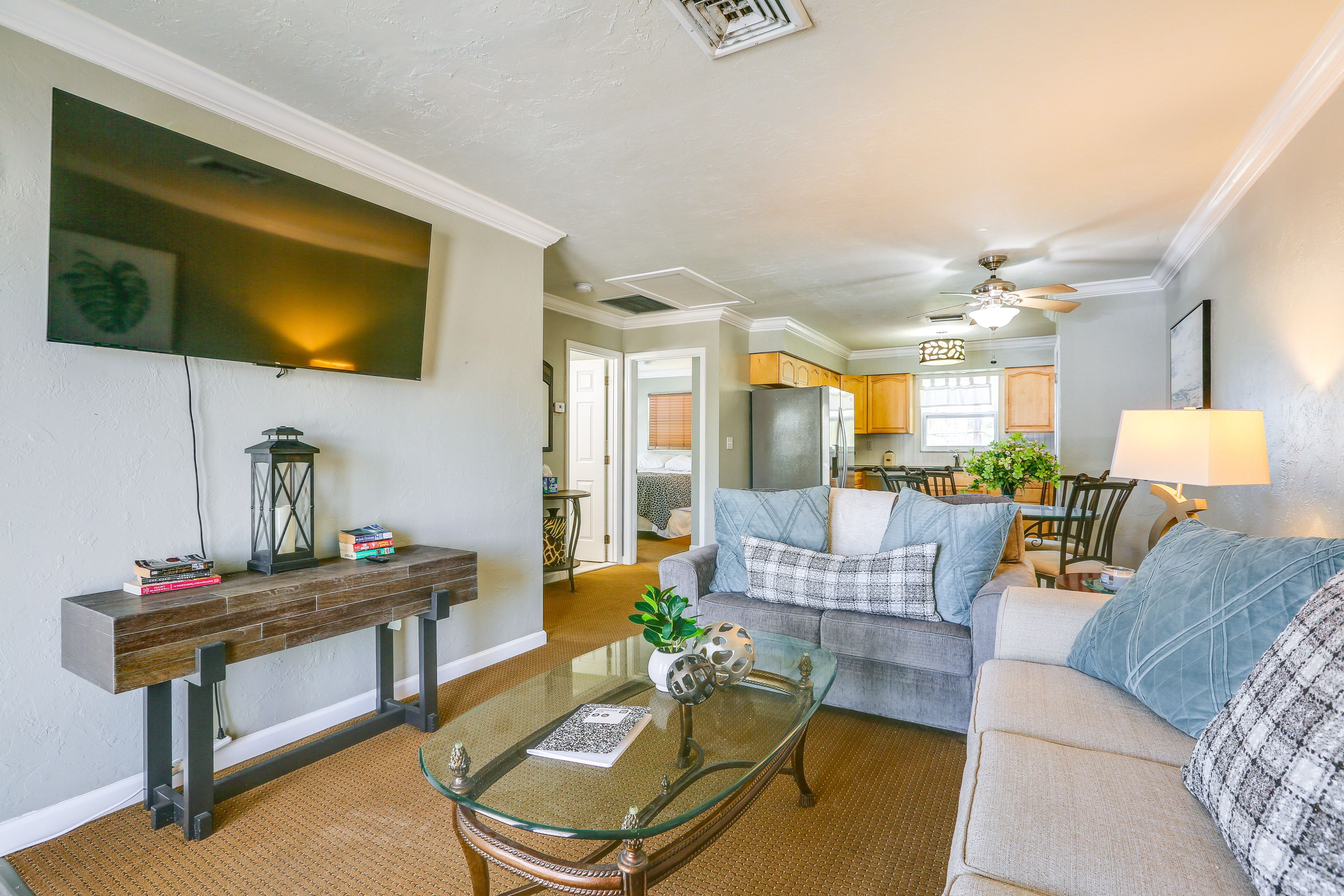 Living Room | Free WiFi | Smart TV