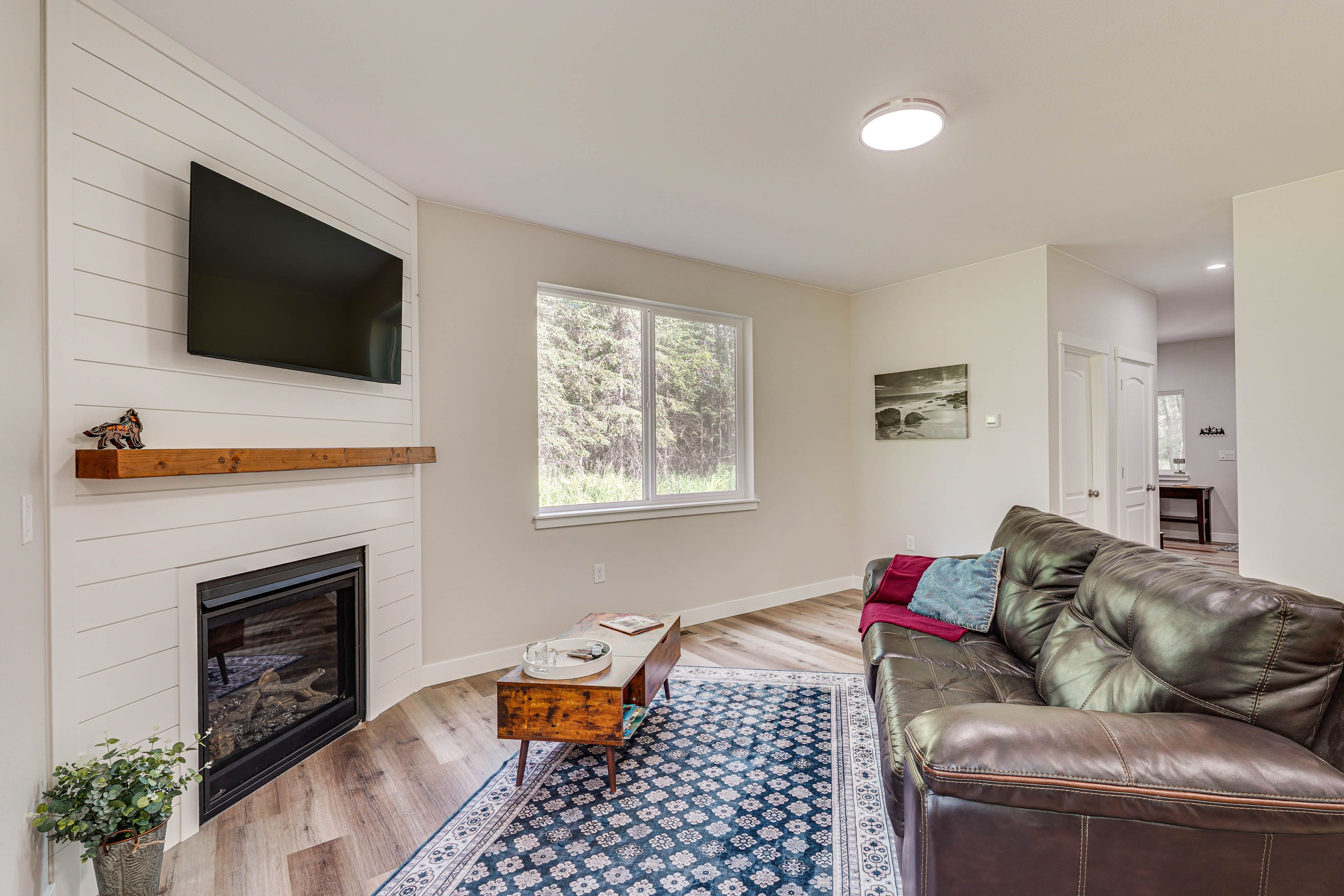 Living Room | Free WiFi | Smart TV | Fireplace | 1st Floor