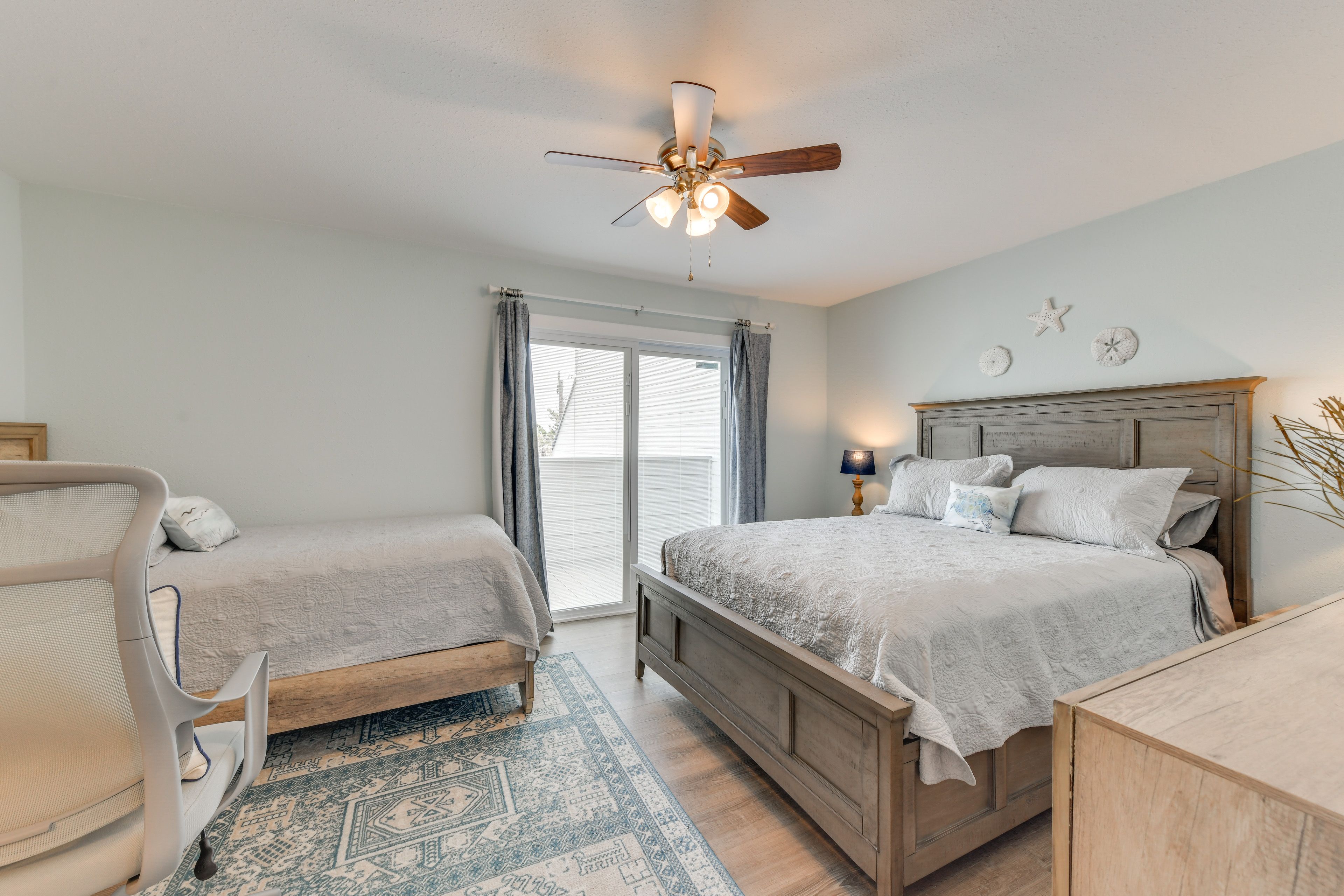 Bedroom 2 | Queen Bed | Twin Bed | Linens | 1st Floor