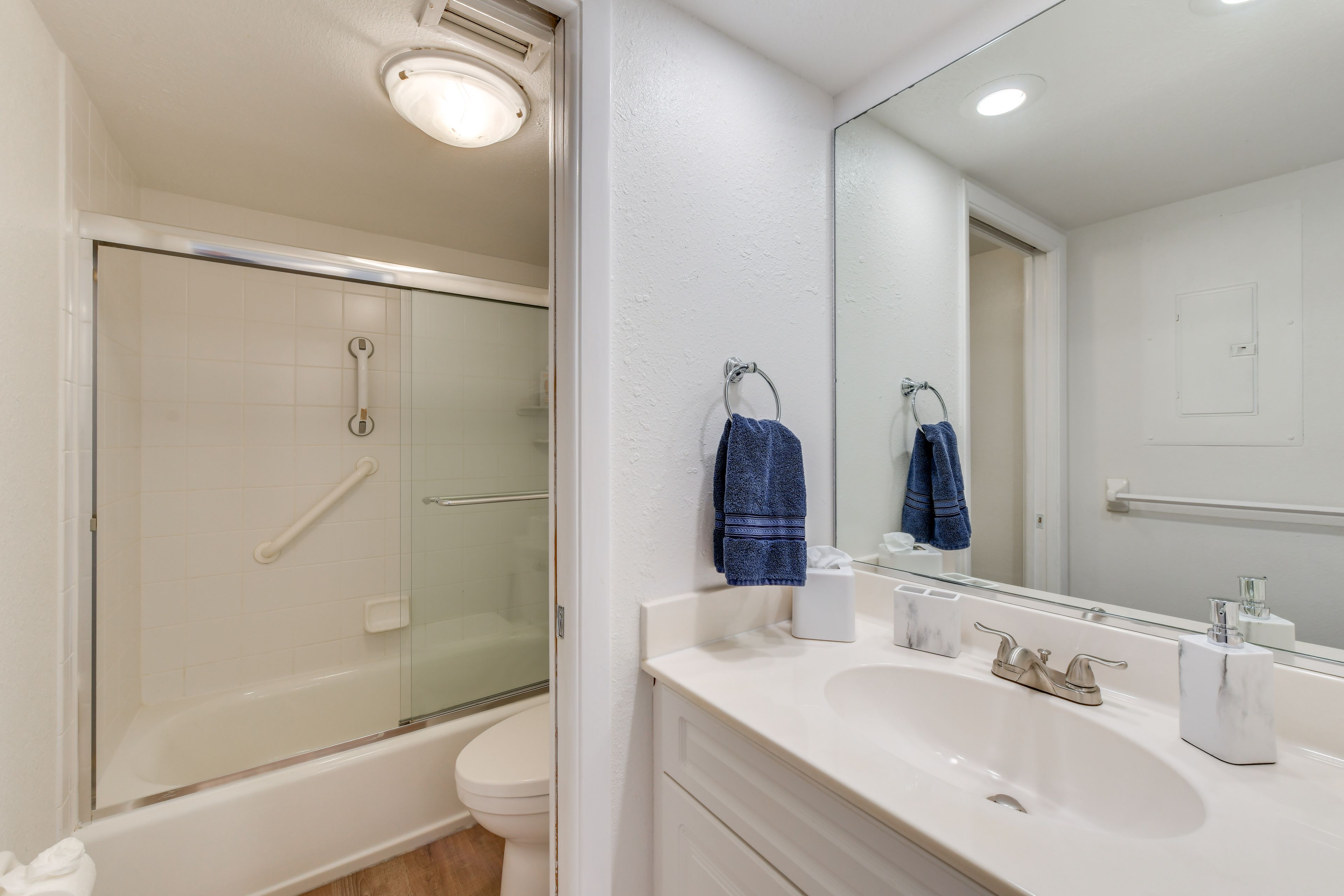 Full Bath | Towels | Hair Dryer | 1st Floor