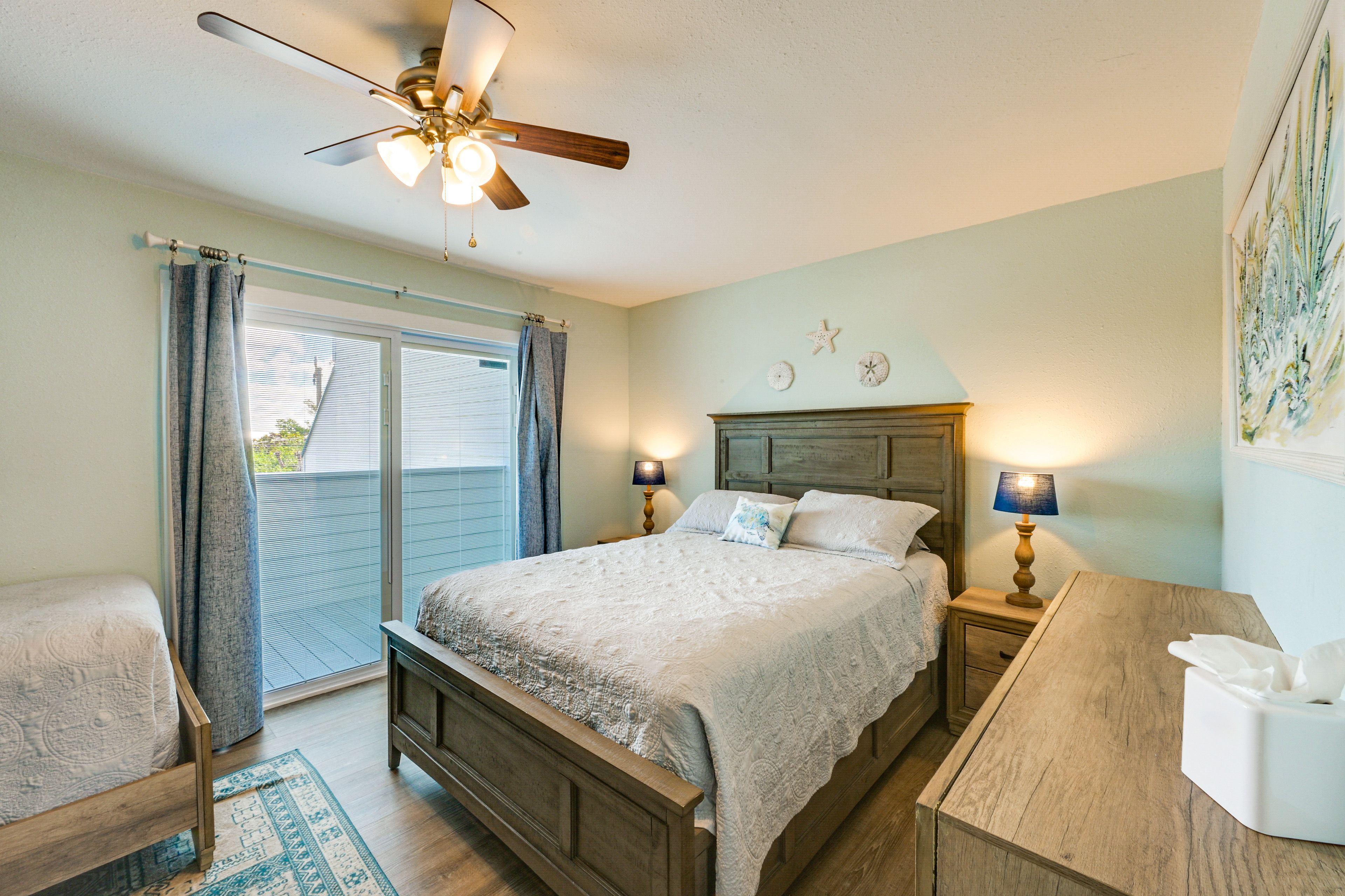 Bedroom 2 | Queen Bed | Twin Bed | Linens | 1st Floor
