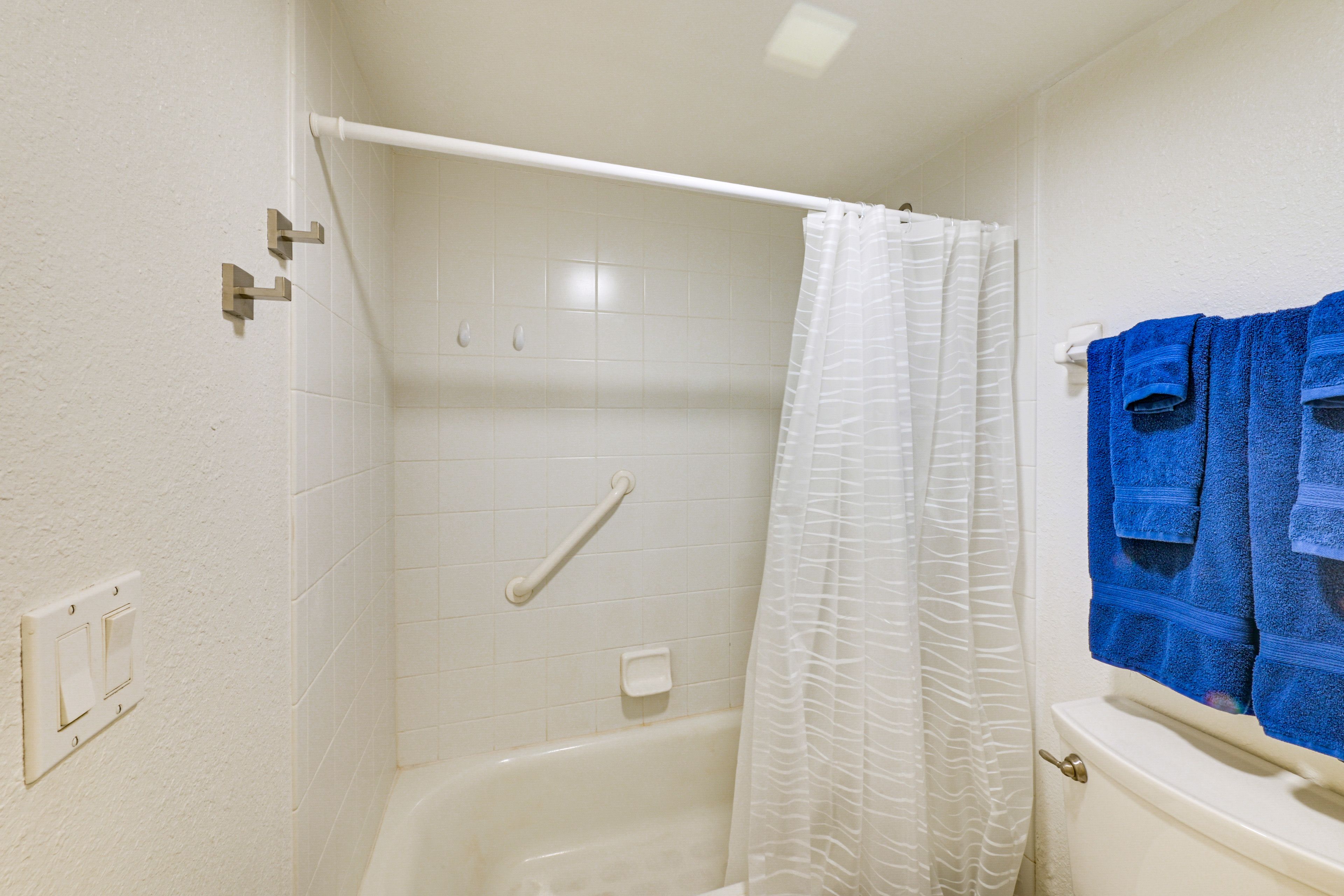 Full Bath | Towels | Hair Dryer | 1st Floor