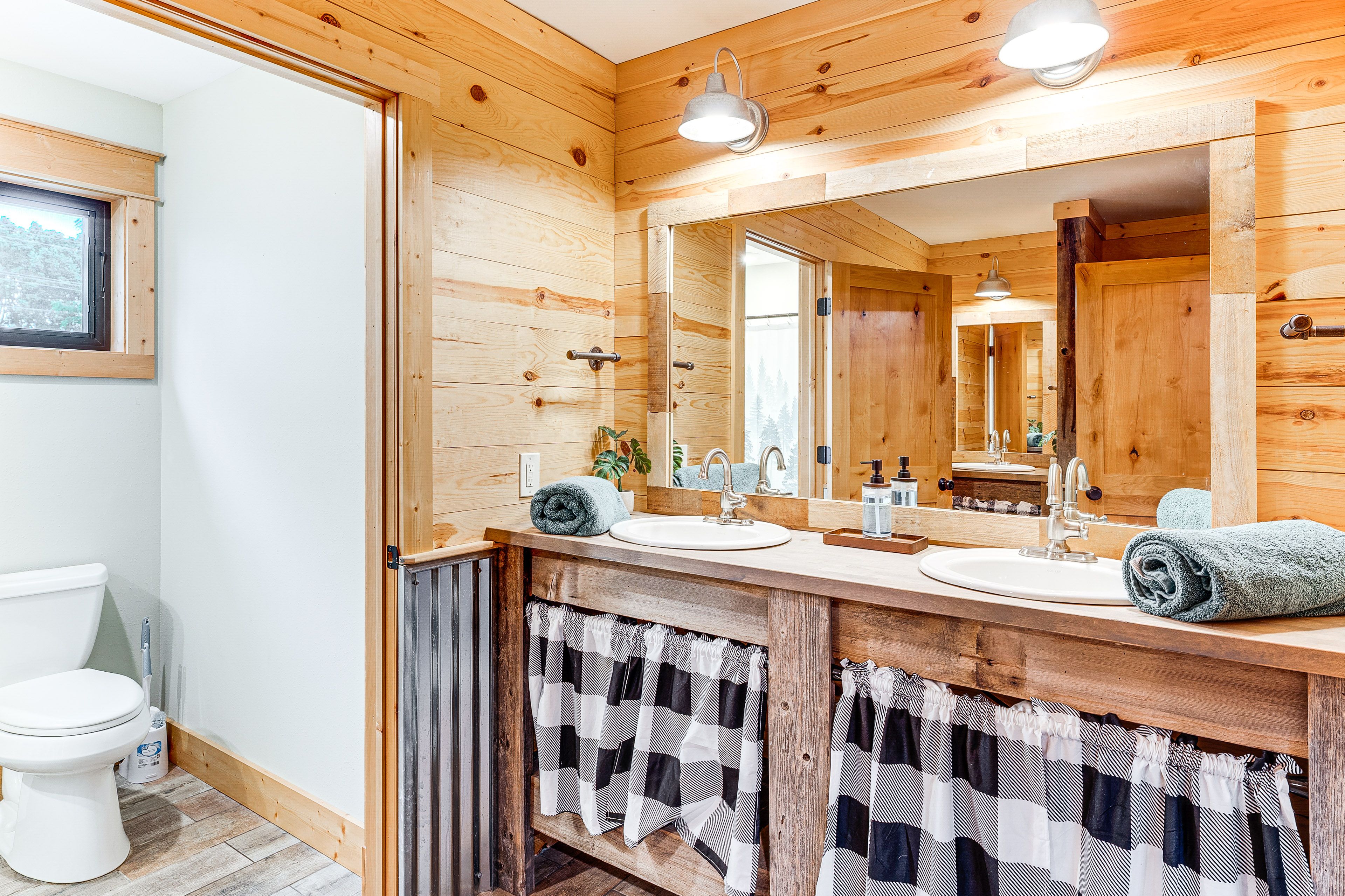 Bathroom | 2nd Floor
