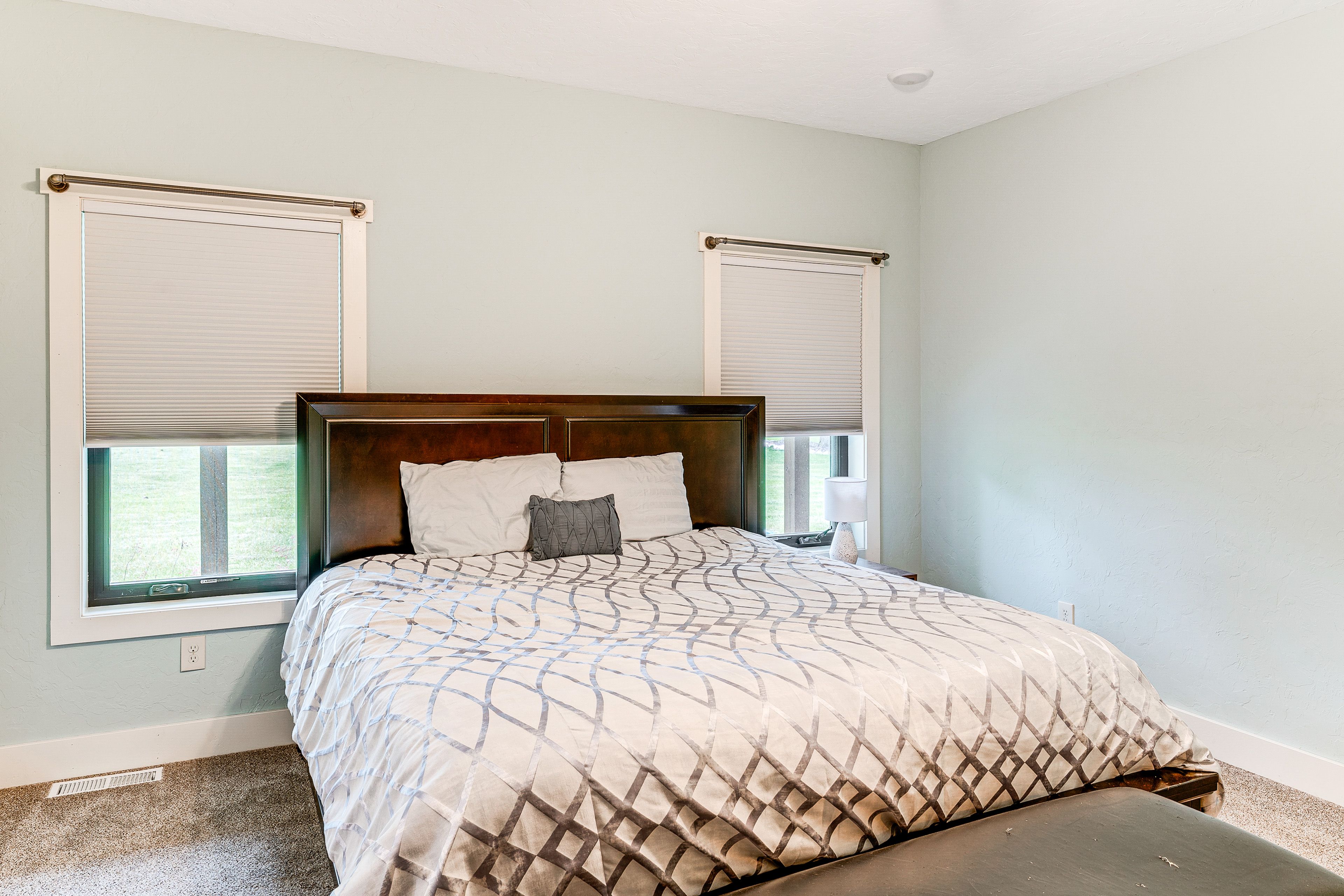 Bedroom 1 | Queen Bed | Linens Provided | 1st Floor