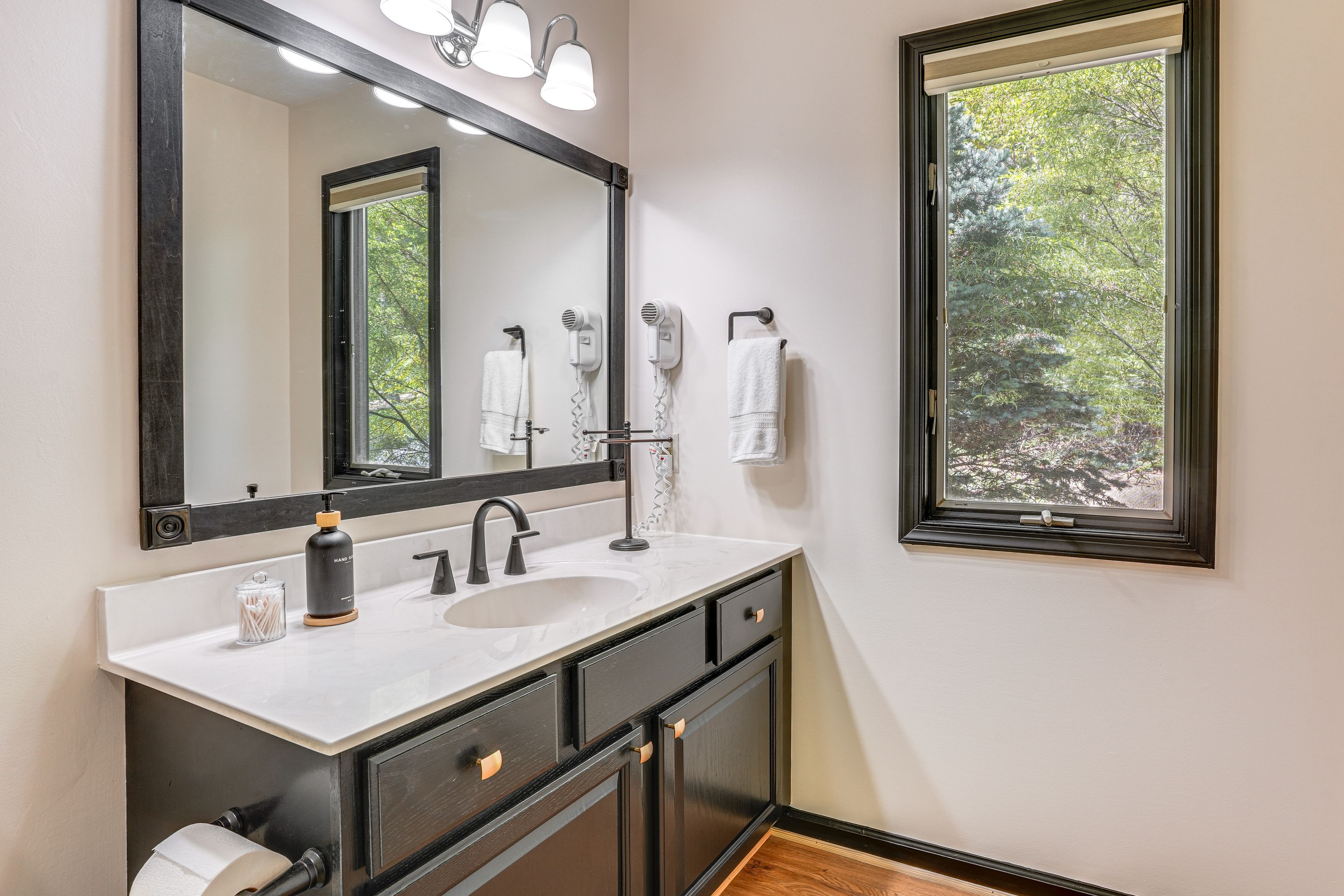 Full Bathroom | Towels Provided | Main Floor