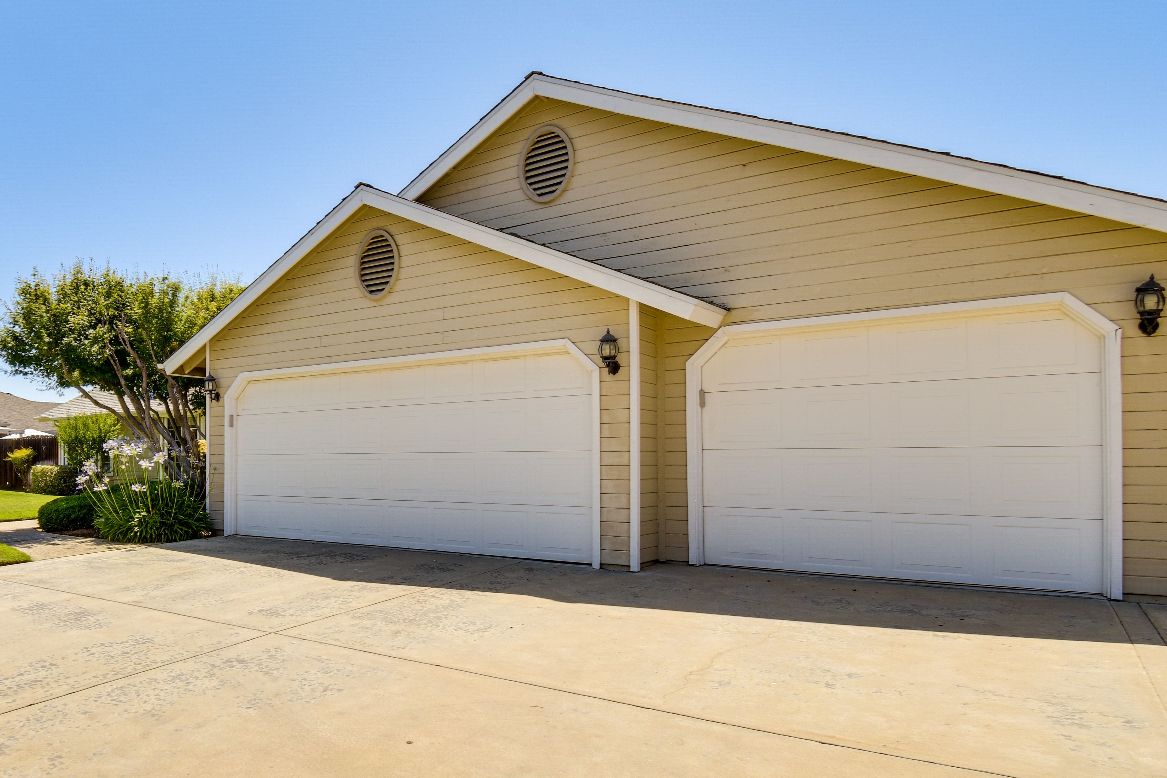 Parking | Garage (2 Vehicles) | Driveway (5 Vehicles)