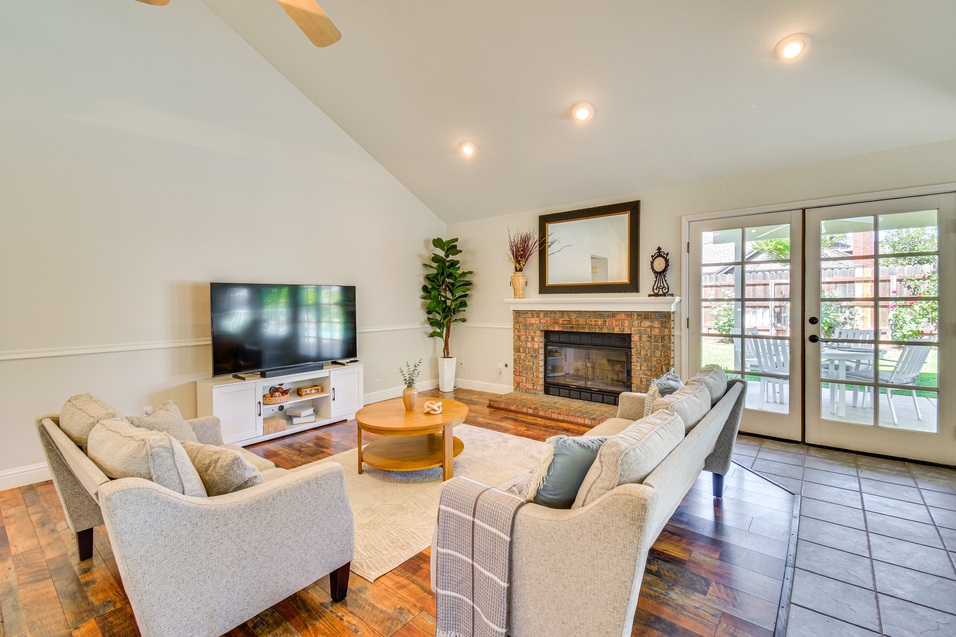 Living Room | Free WiFi | Central A/C & Heat | Smart TV