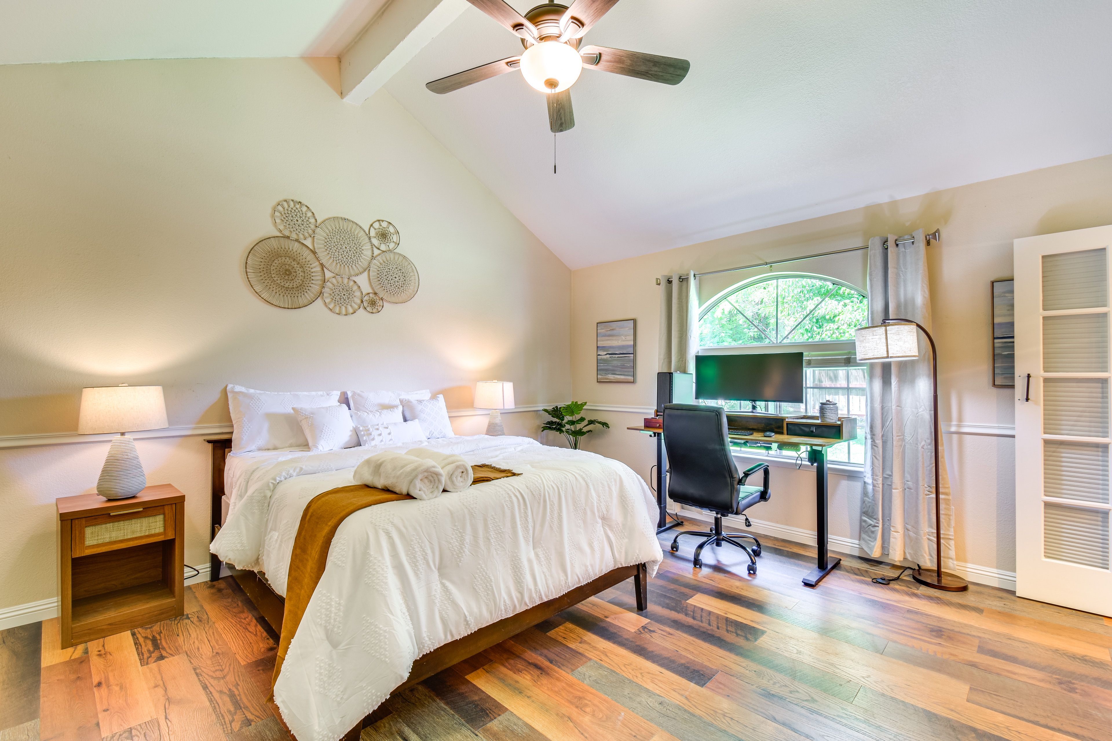 Bedroom 1 | Queen Bed