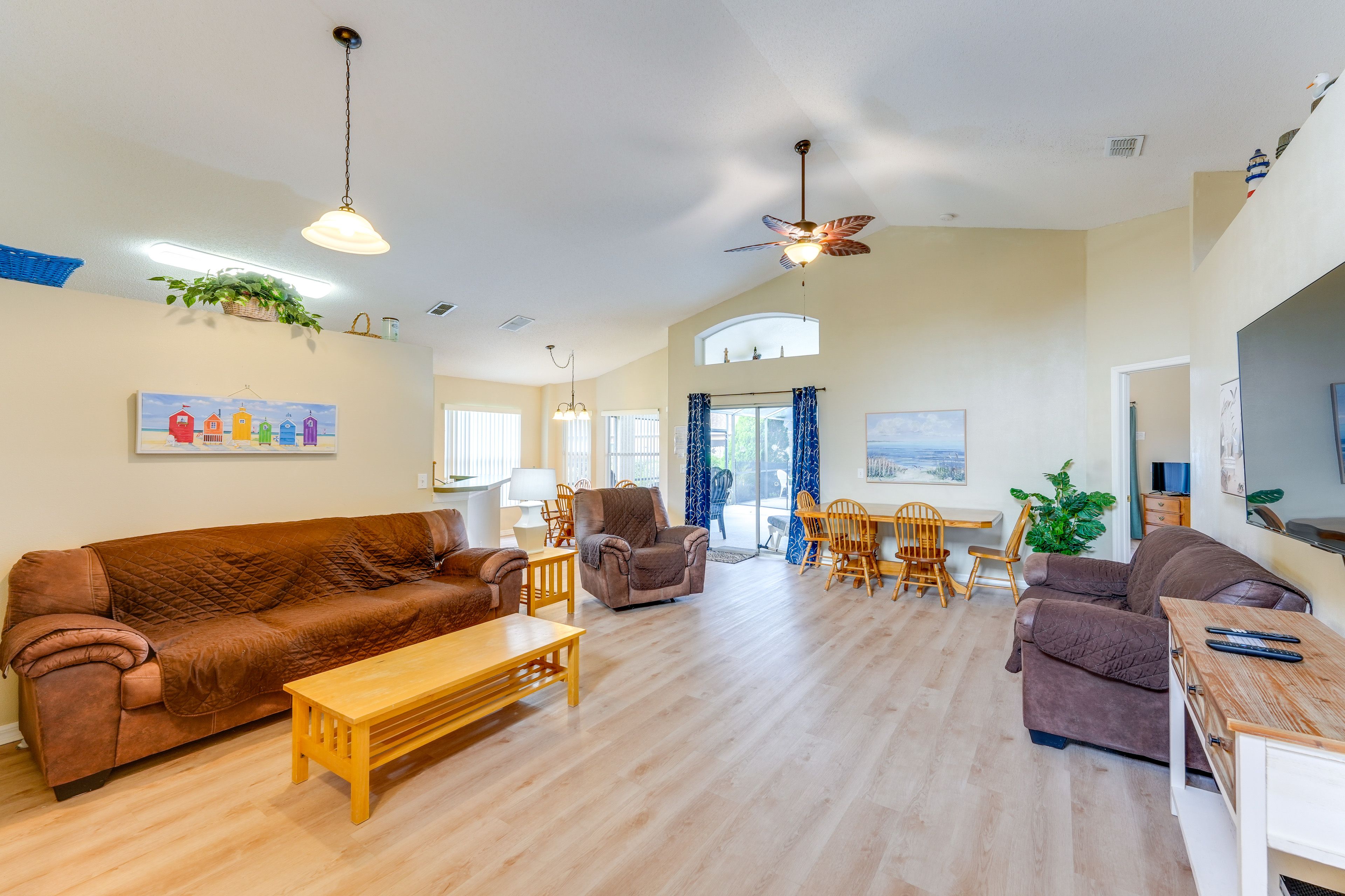Living Room | Smart TV | Free WiFi | Single-Story Home