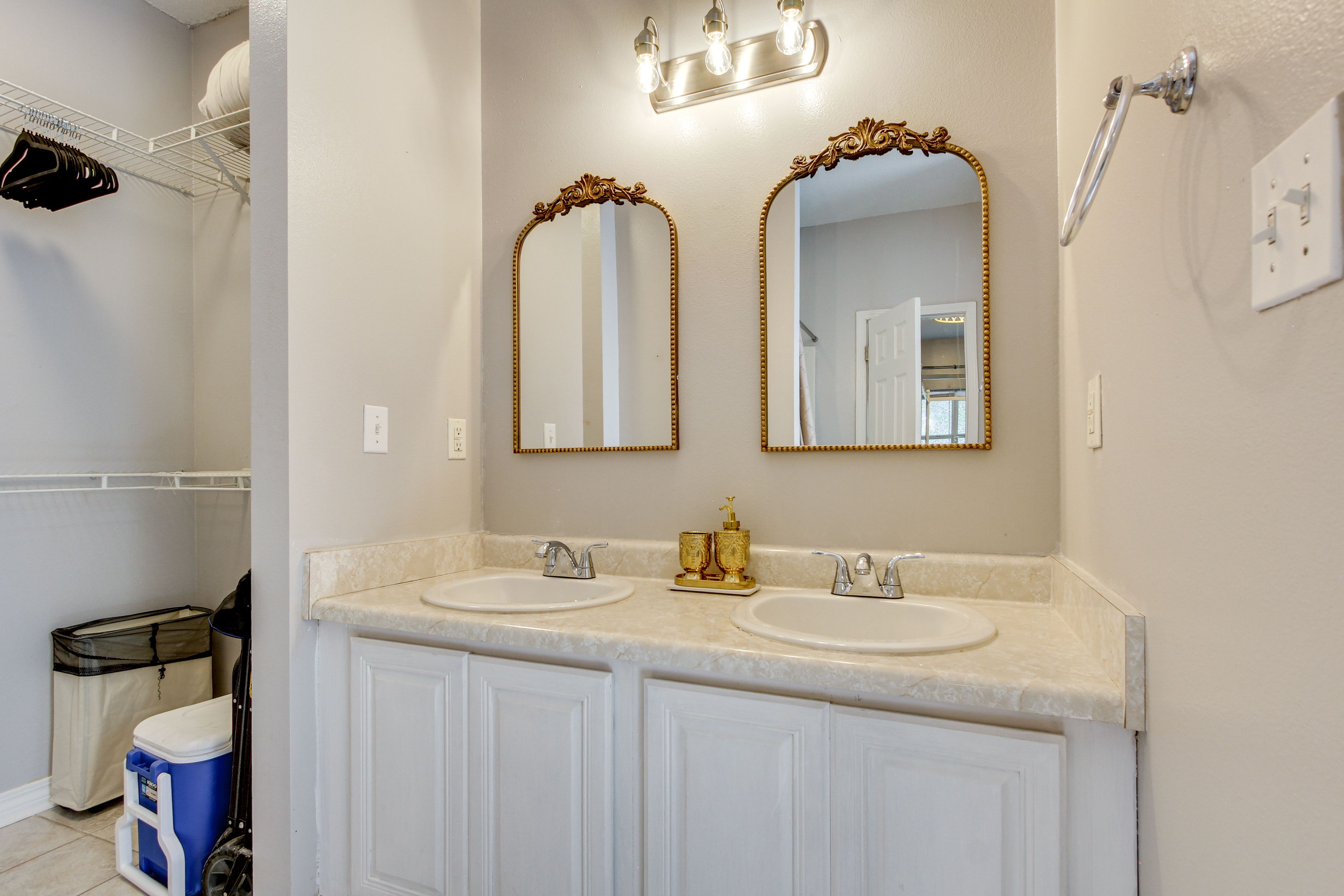 En-Suite Bathroom | Shower & Bathtub | Towels & Linens Provided | 1st Floor