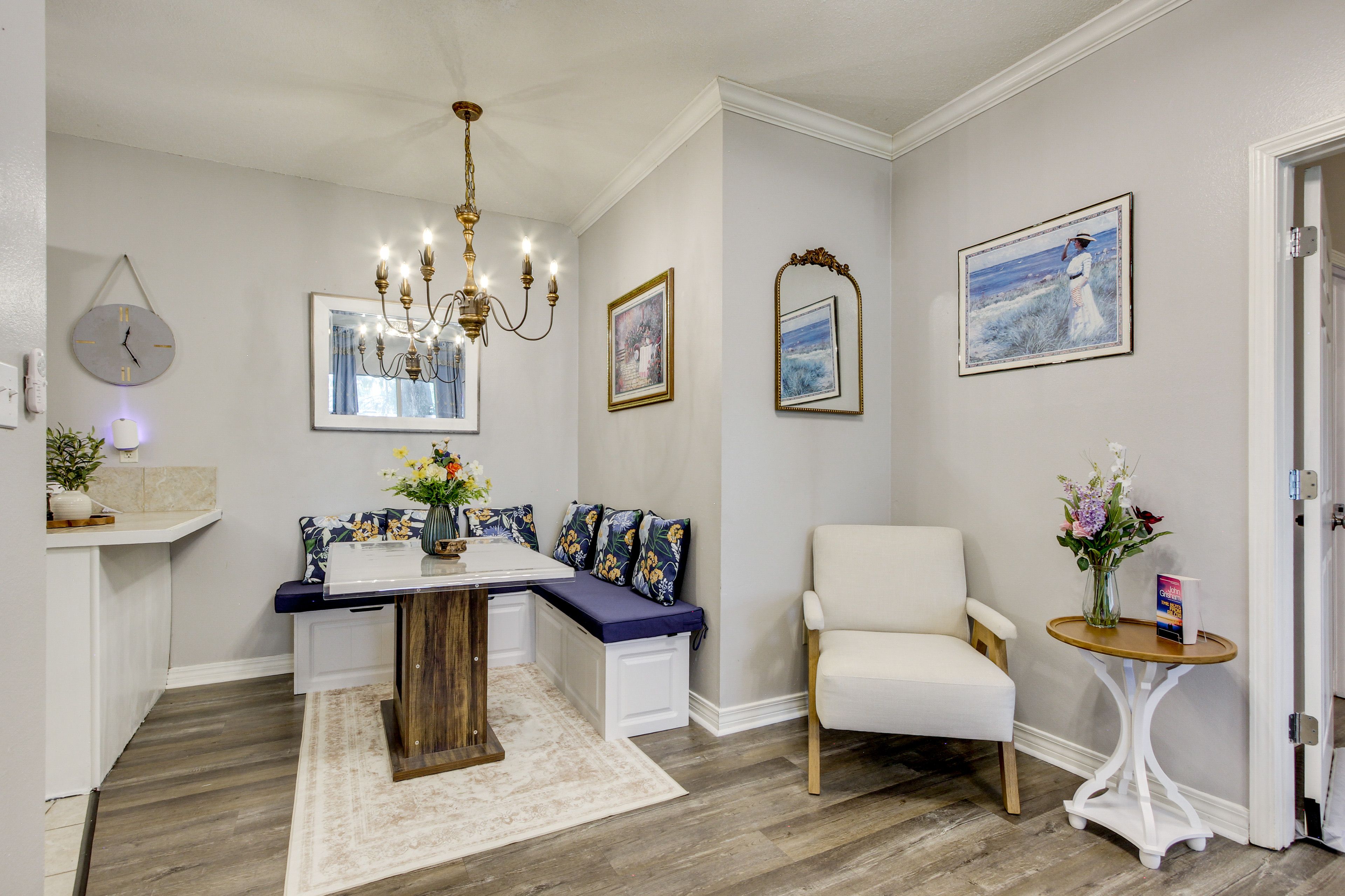 Dining Area | Dishware/Flatware Provided | 1st Floor