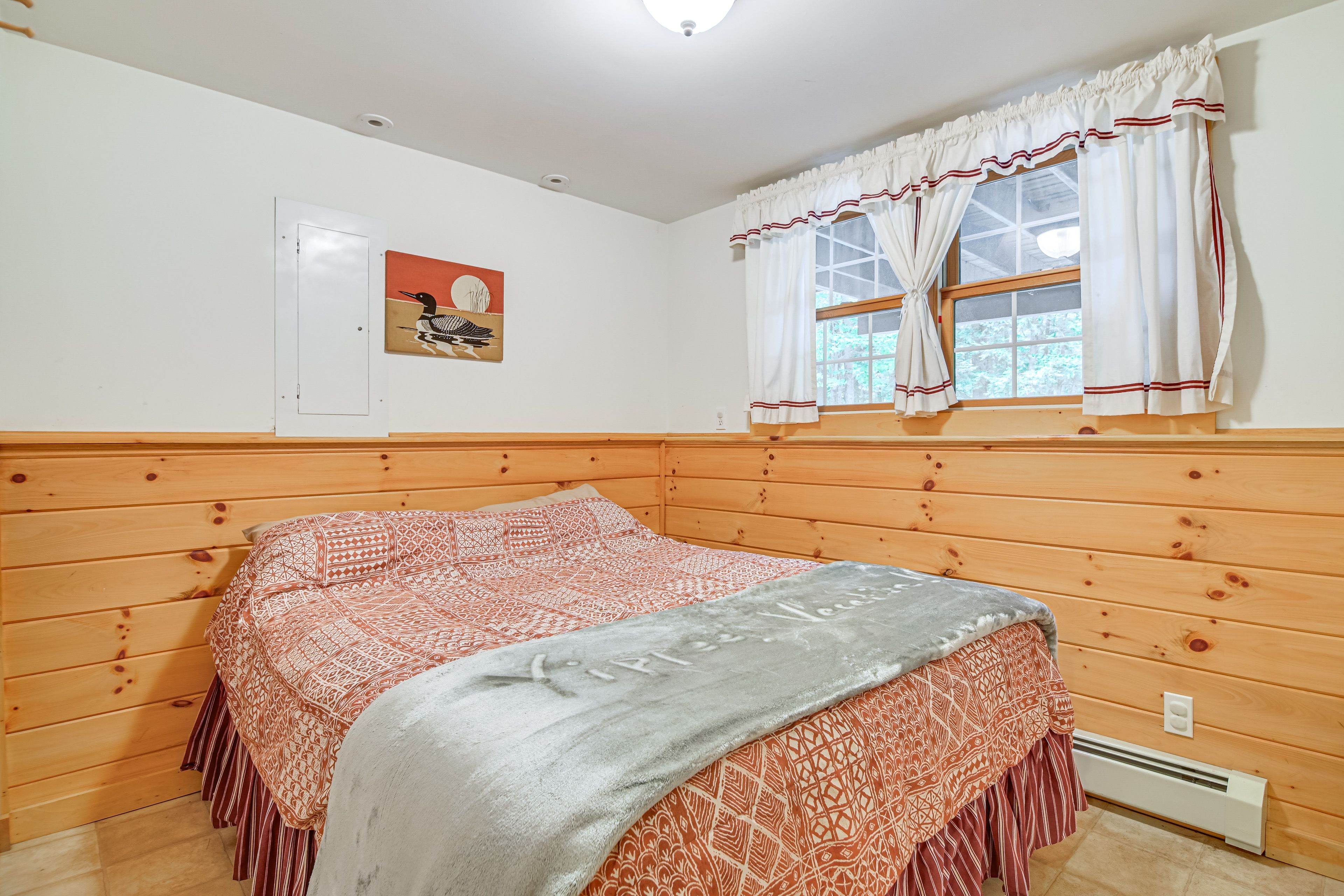 Bedroom 1 | Queen Bed | Lower Level | Linens Provided