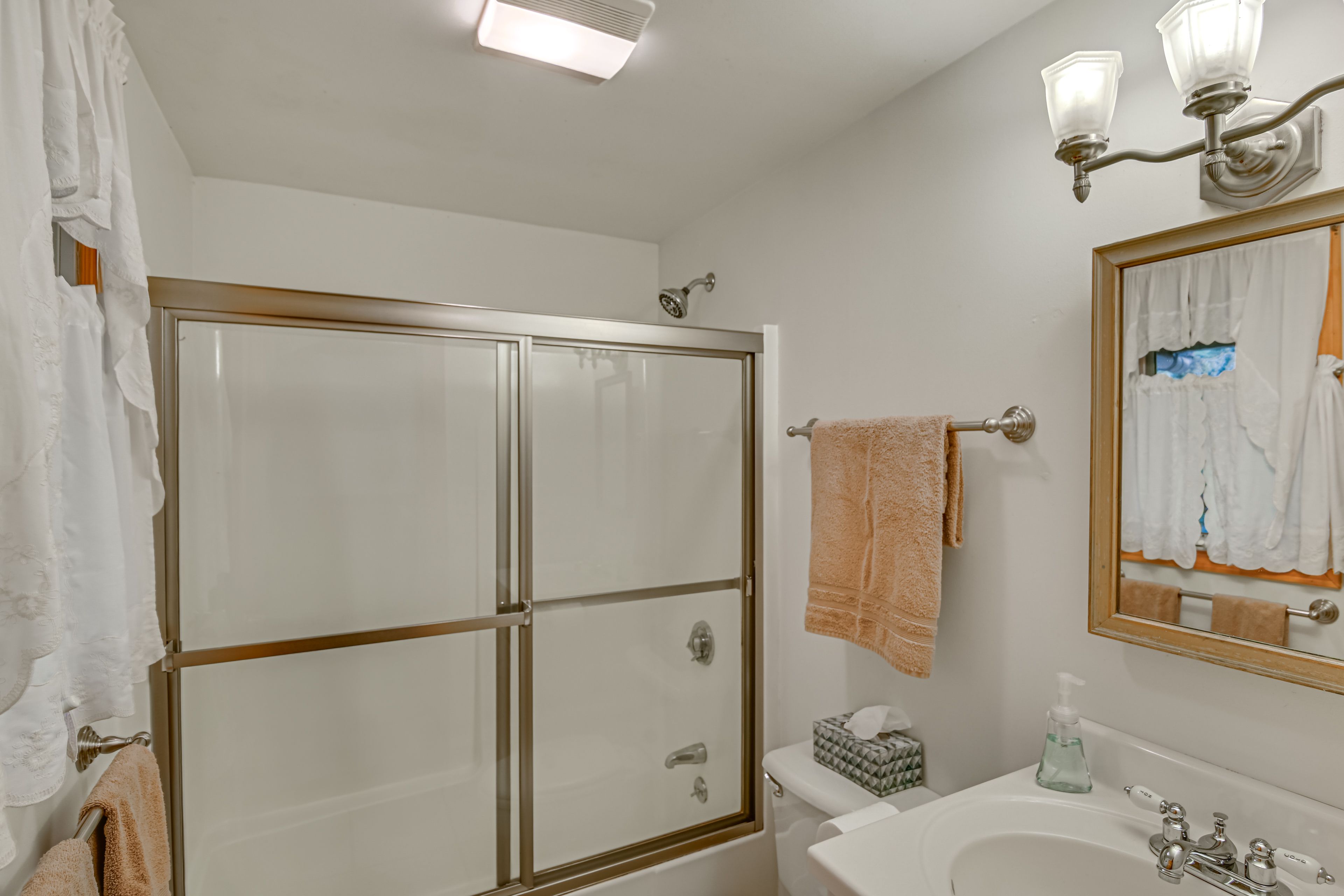 Full Bathroom | Main Level | Towels Provided