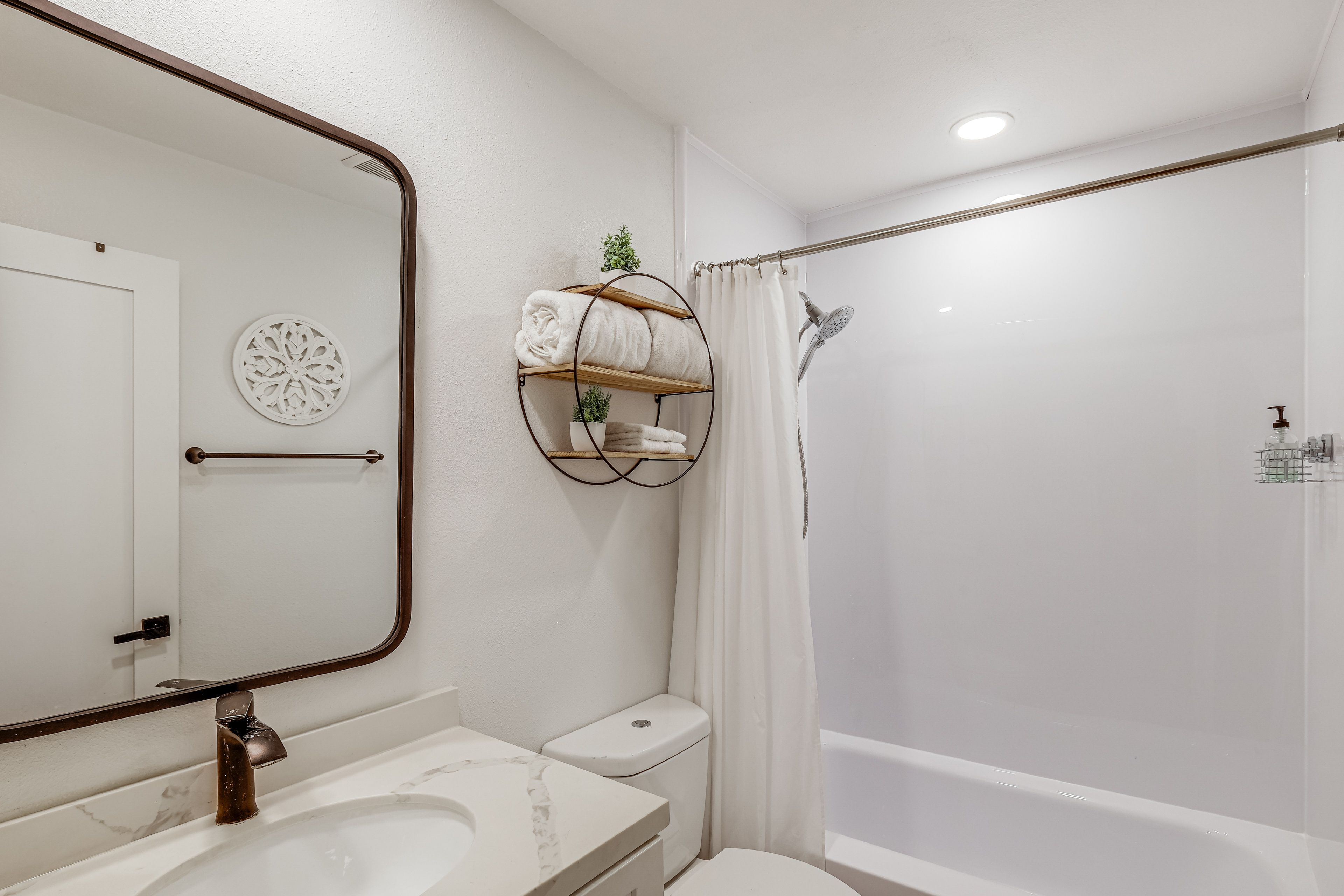 Full Bathroom | Towels Provided