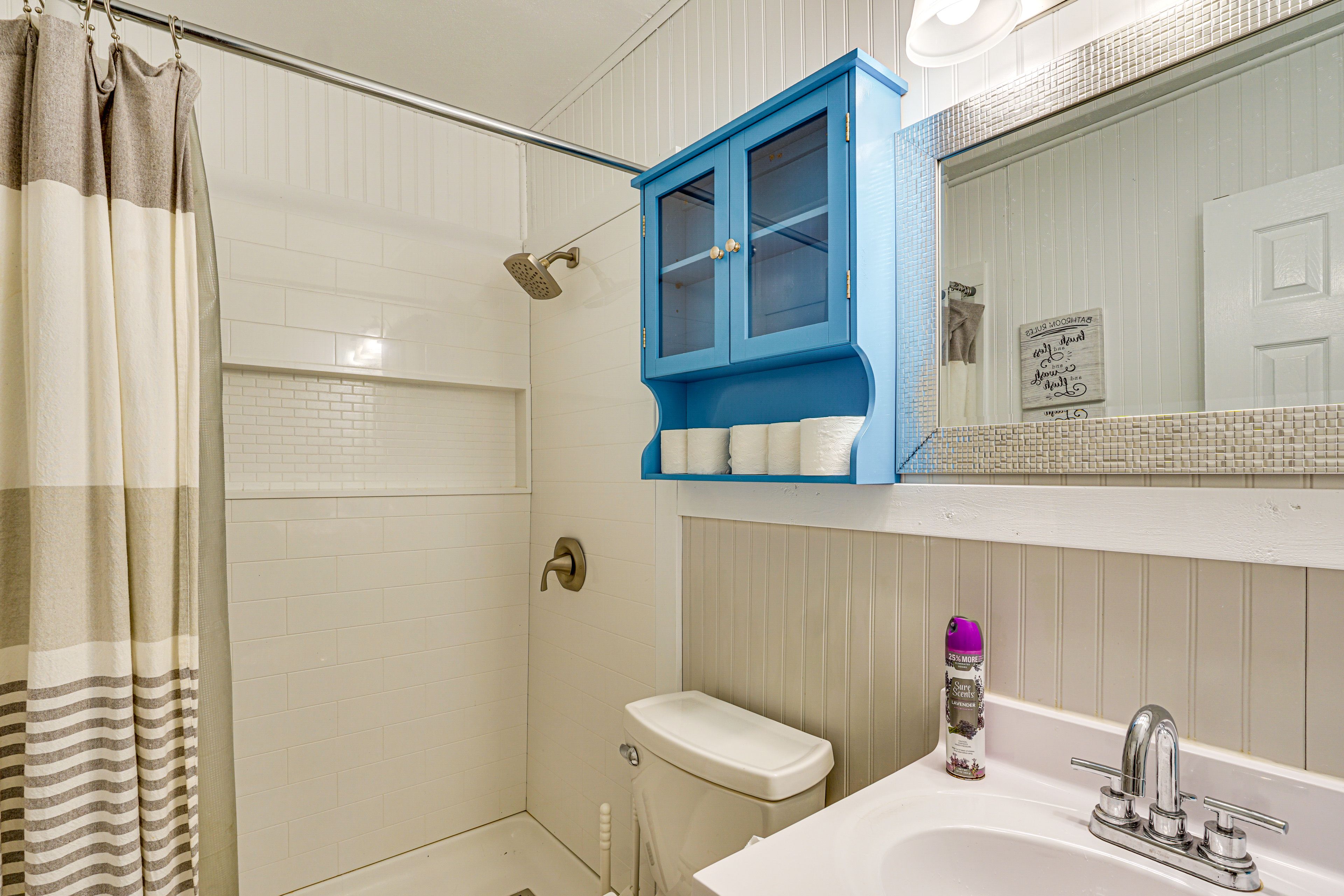 Full Bathroom | Main Level | Towels & Complimentary Toiletries Provided