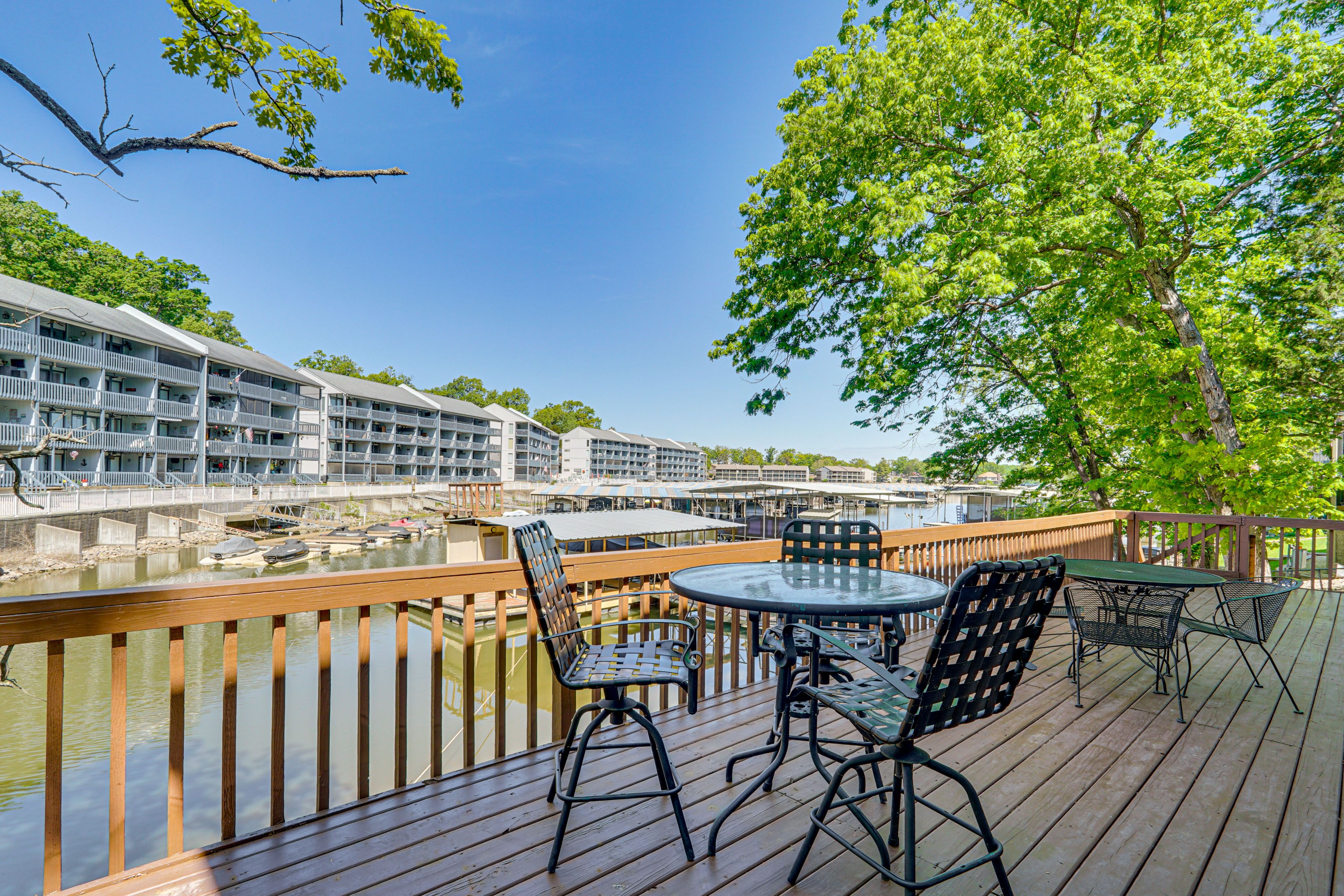 Private Deck | Outdoor Dining w/ Lake View | 14 Mi to Ha Ha Tonka State Park