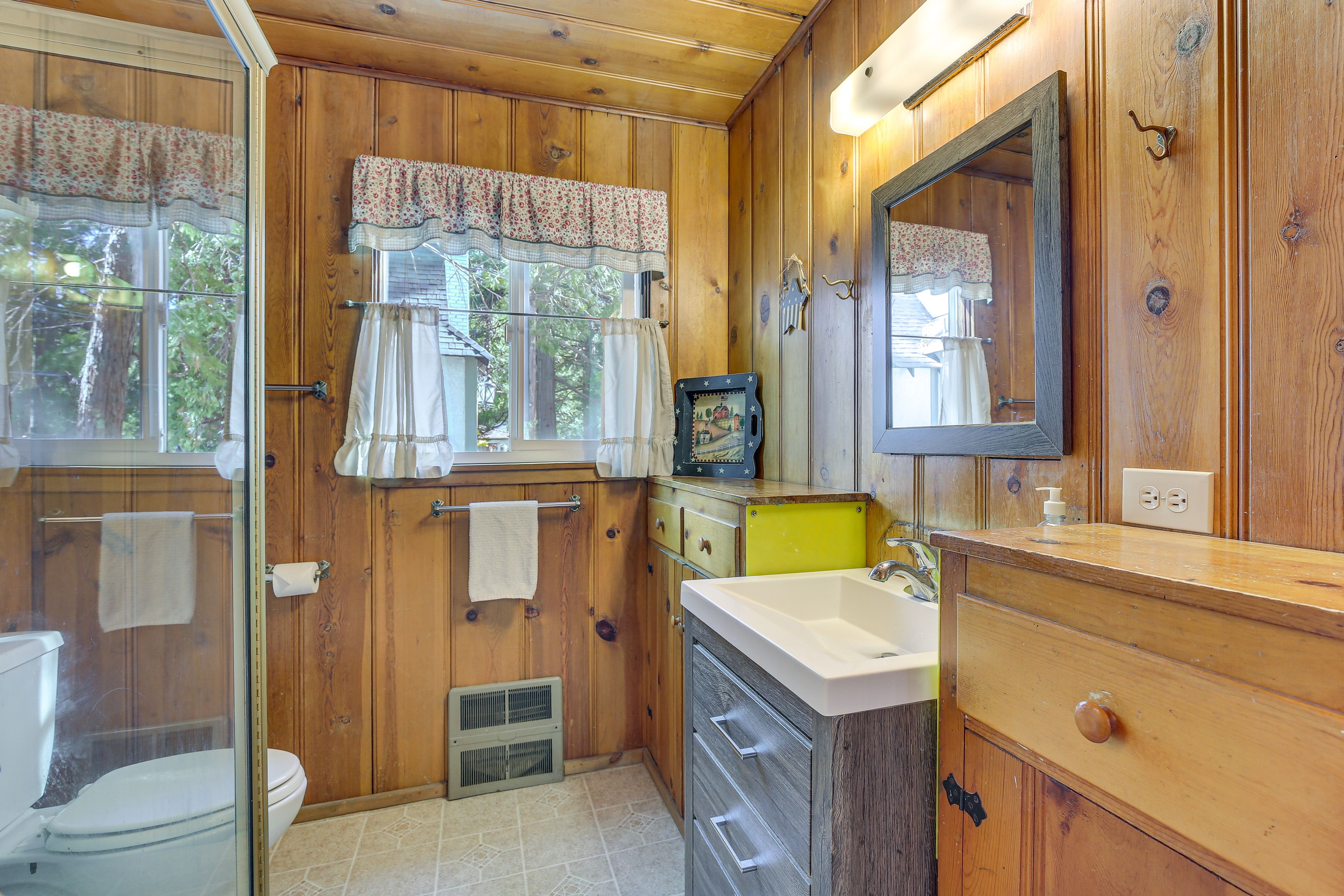 Full Bath | Towels | Hair Dryer | 1st Floor