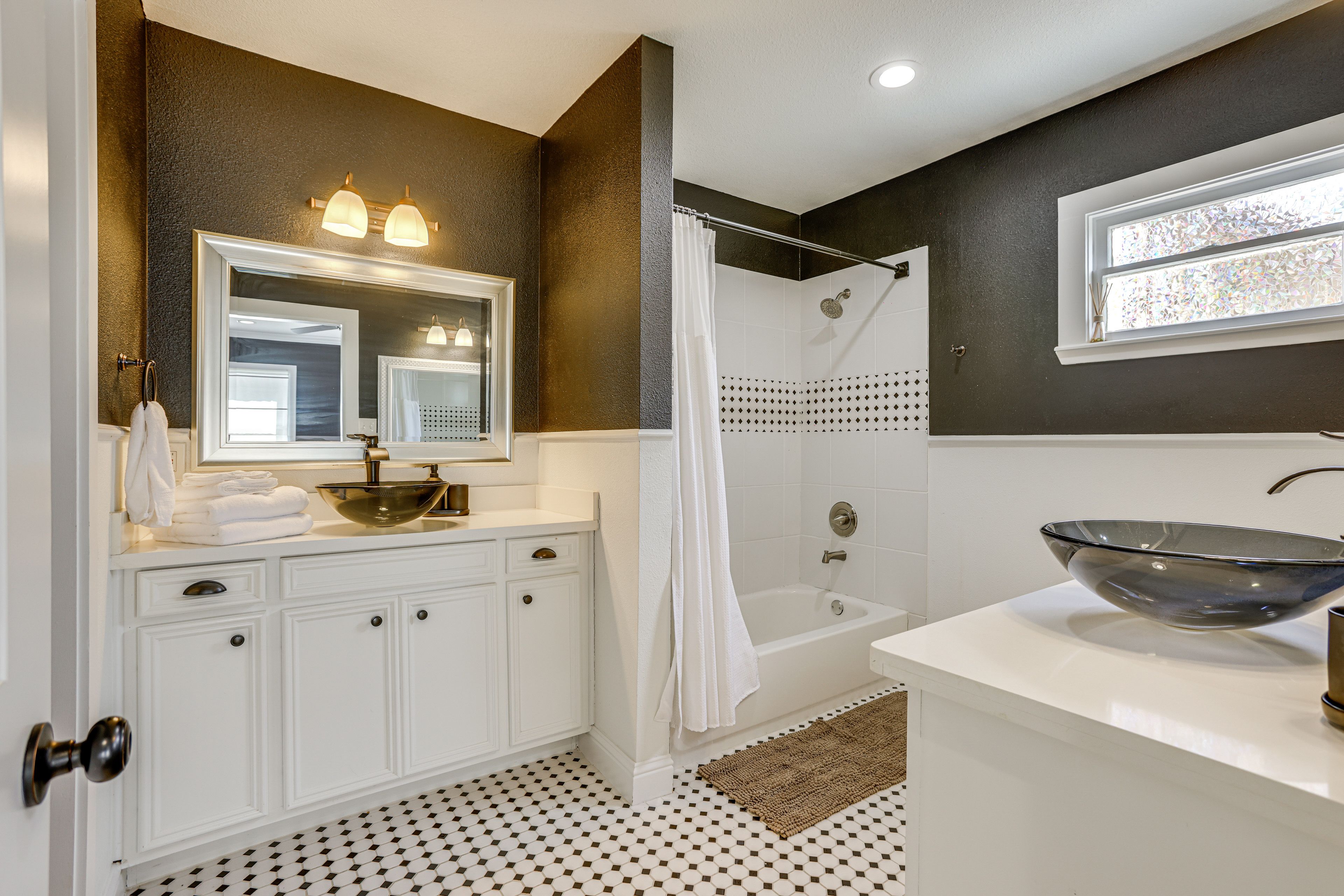 Full Bathroom | Towels Provided