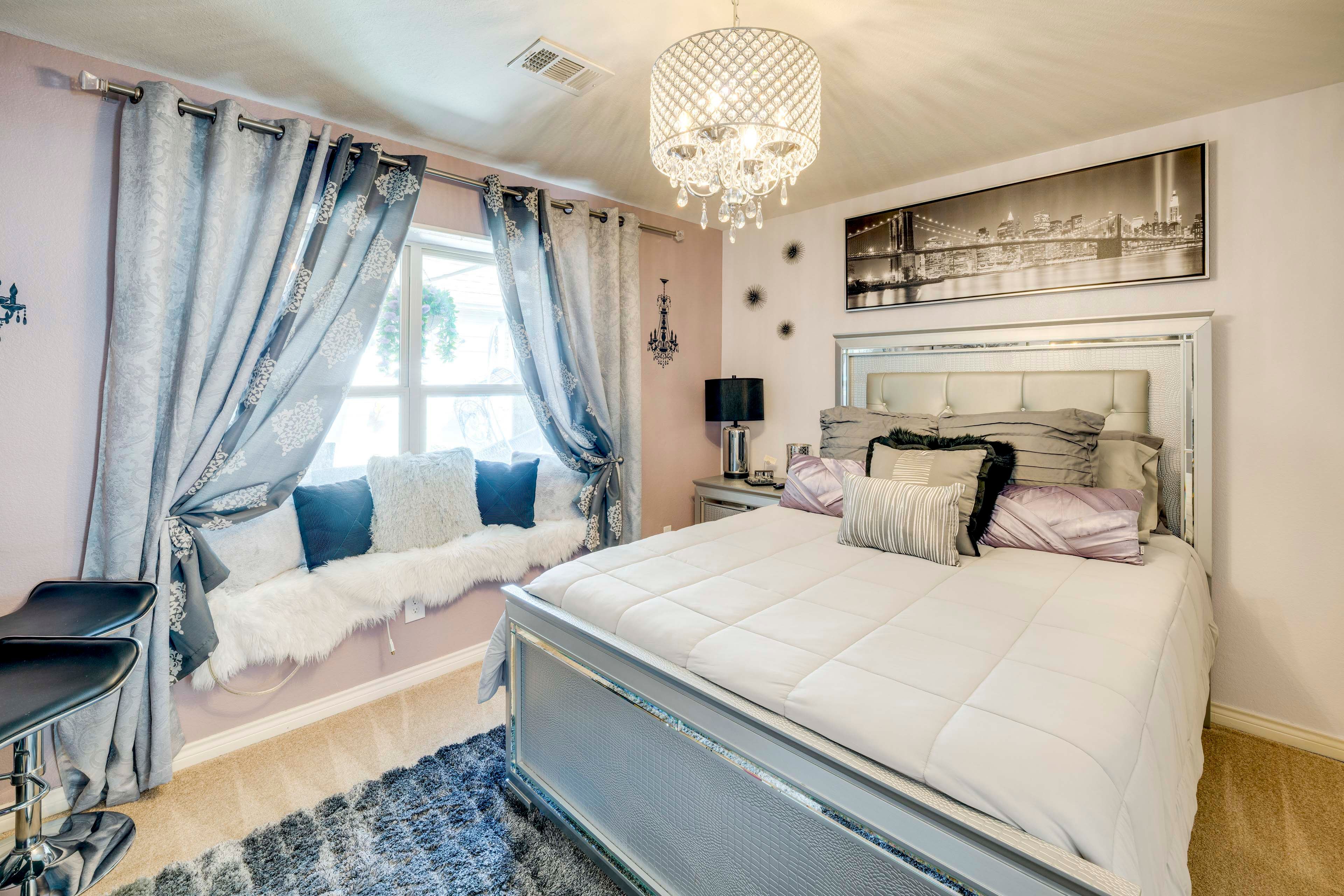Bedroom 2 | Queen Bed | Smart TV