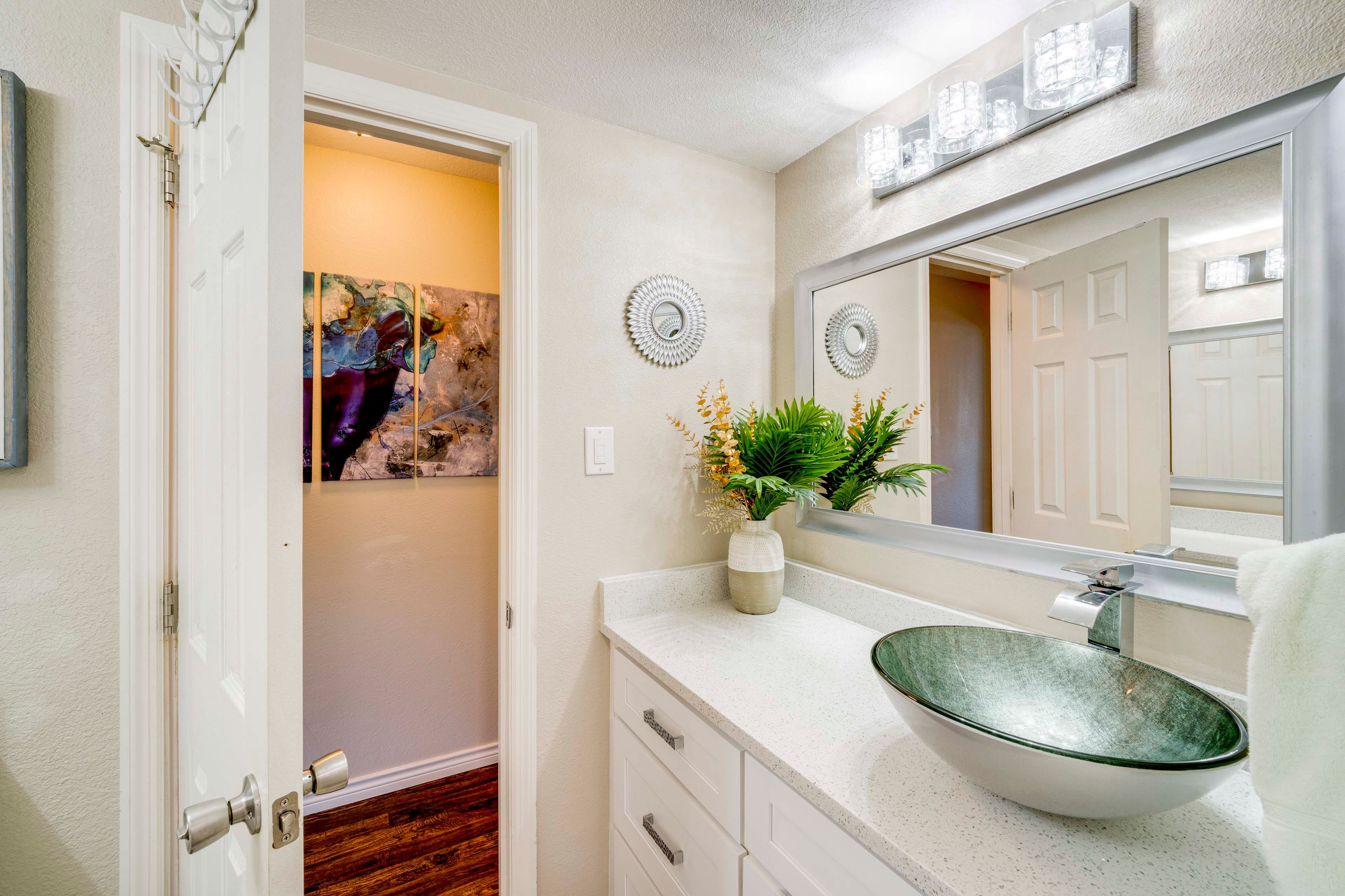 Full Bathroom | Complimentary Toiletries | Hair Dryer