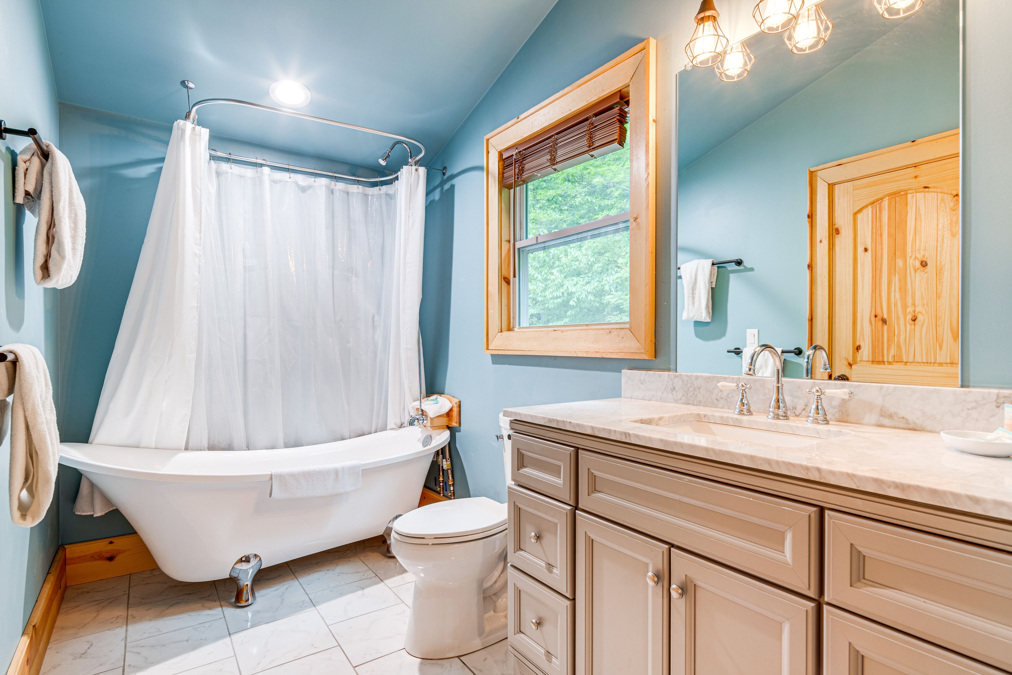 En-Suite Bathroom | 2nd Floor