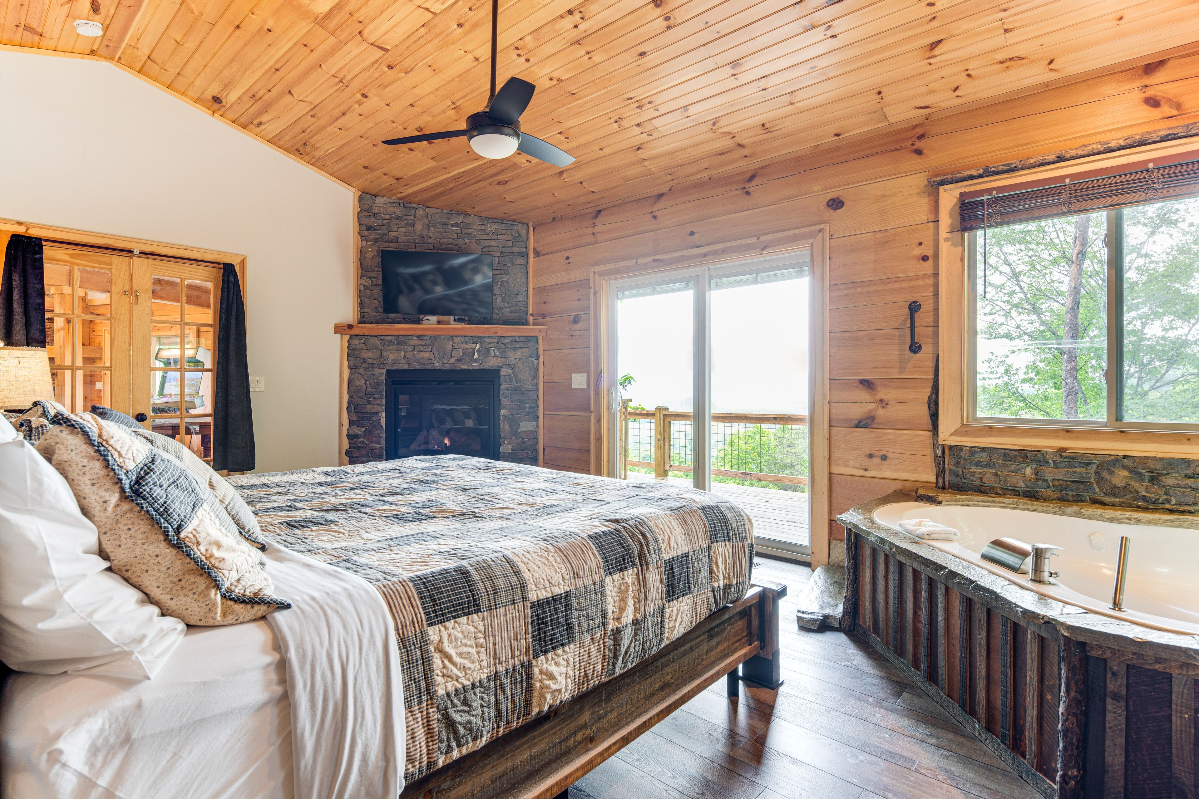 Bedroom Suite 1 | King Bed | Gas Fireplace | Jacuzzi | 1st Floor