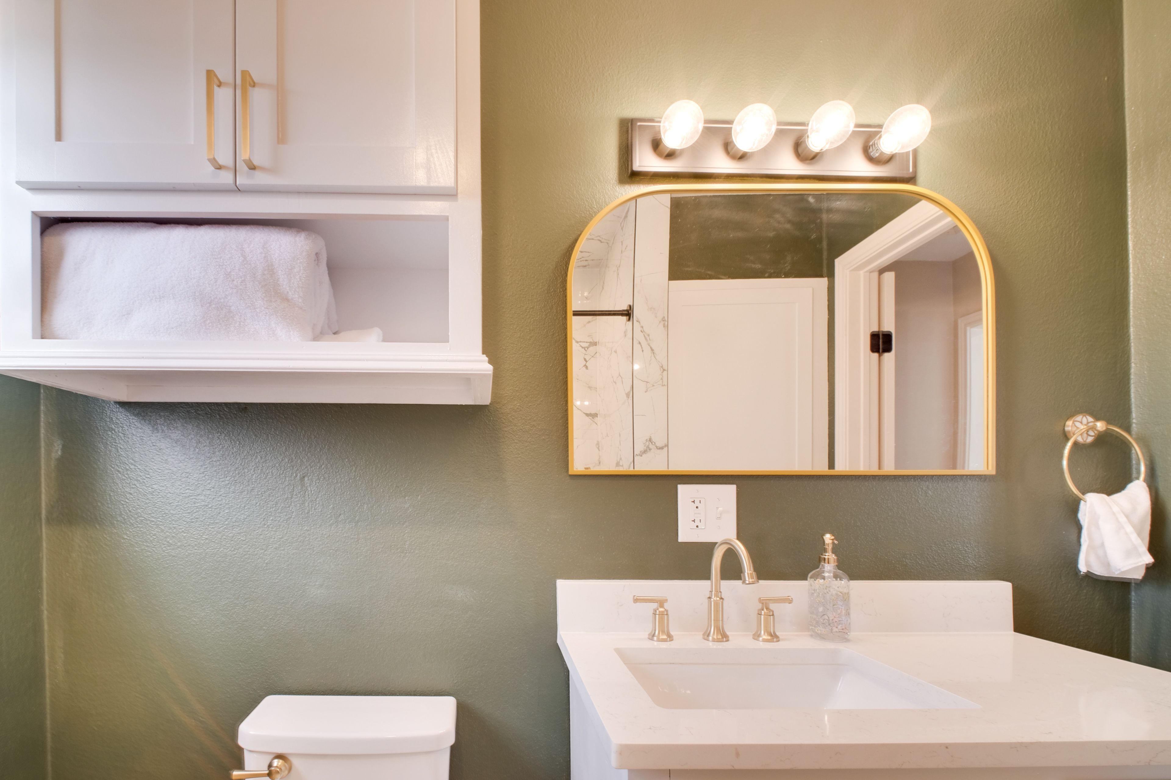 Full Bathroom | Towels Provided