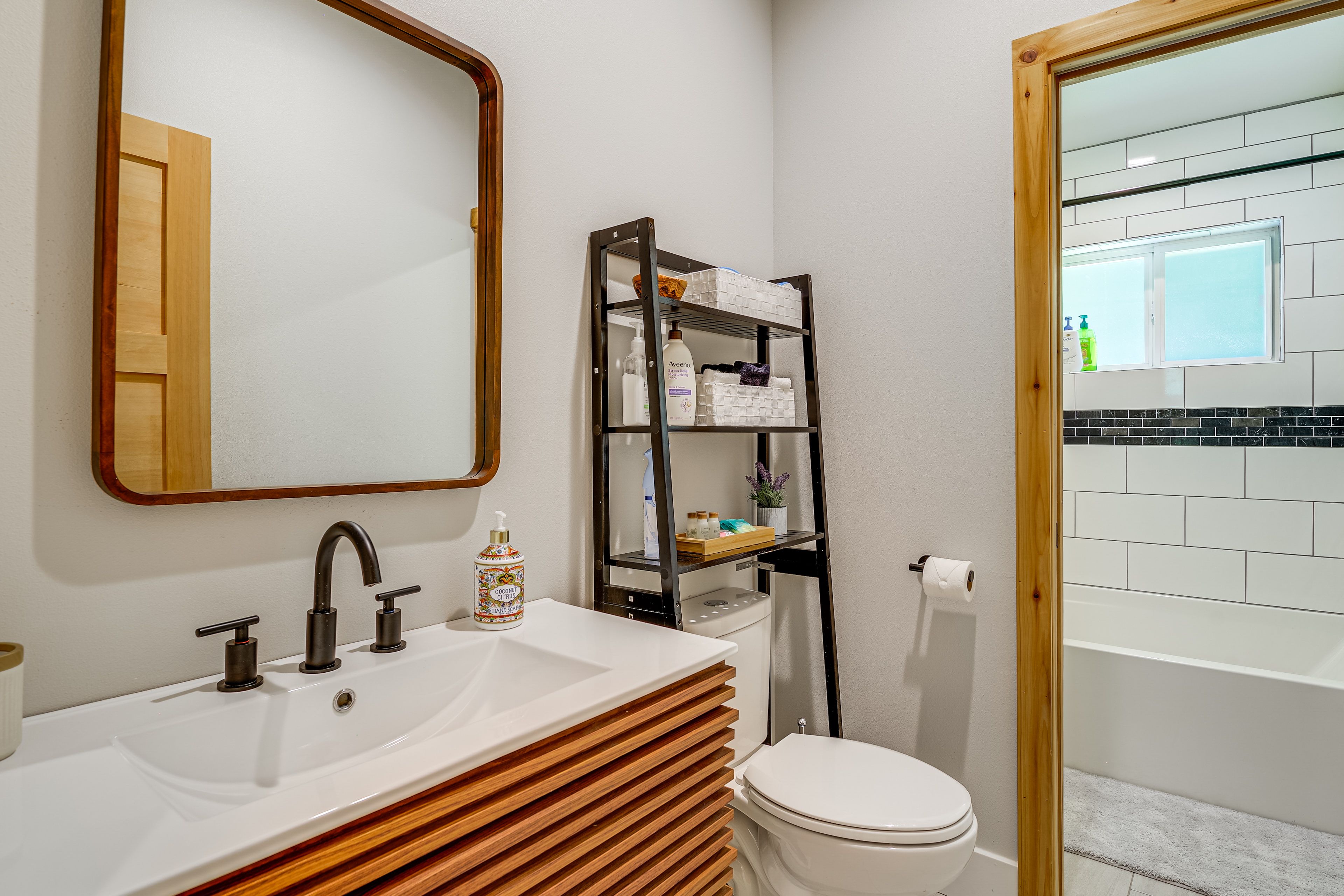 Full Bathroom | Towels Provided