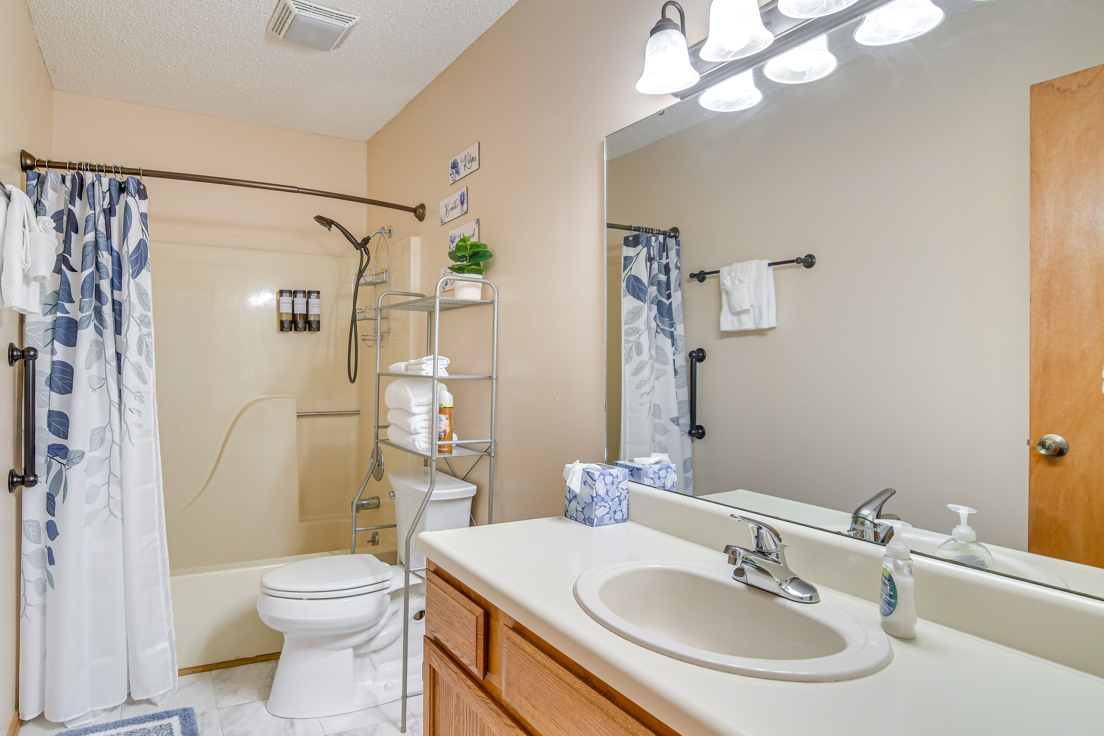 En-Suite Bathroom | Towels Provided