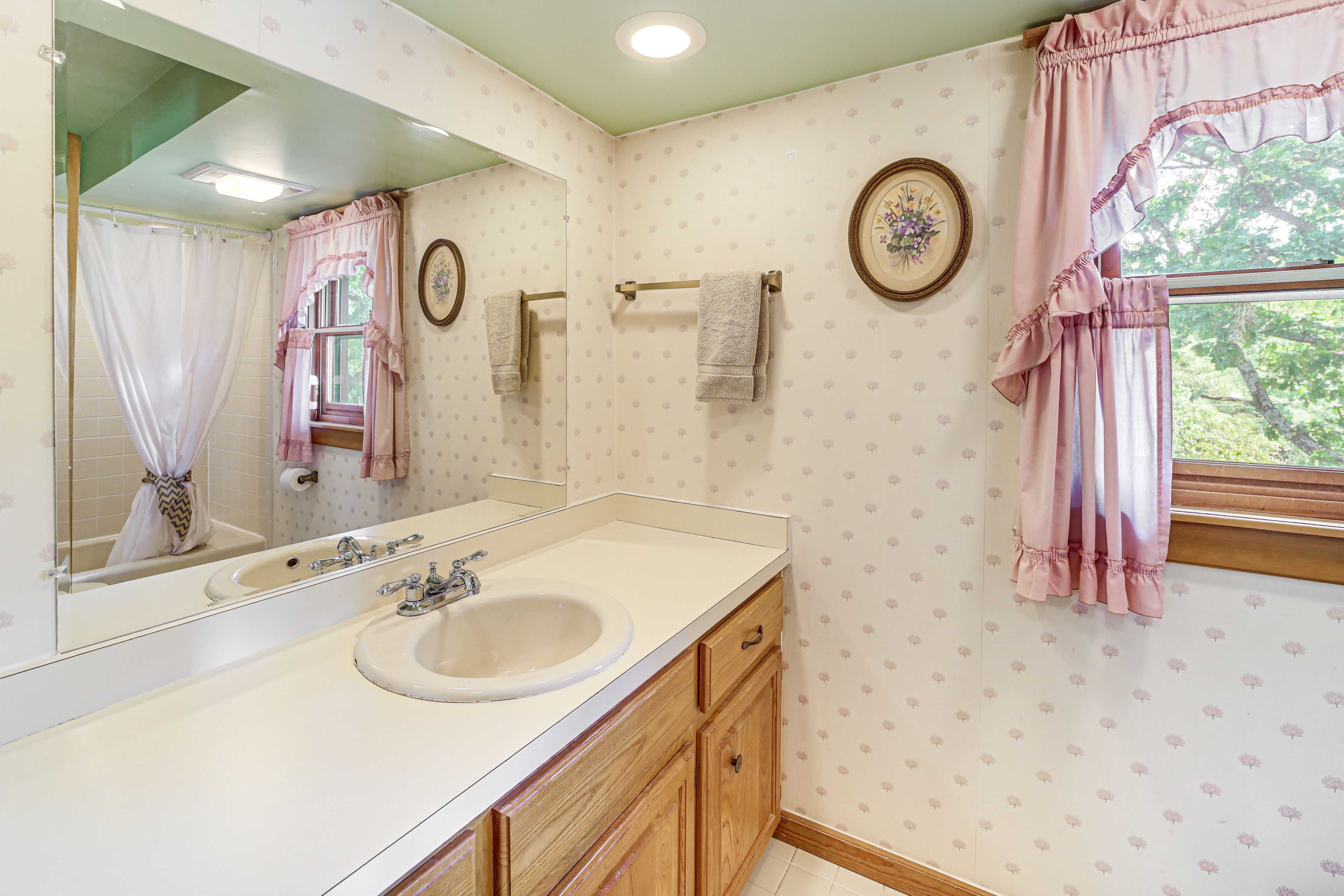 Full Bathroom | 2nd Floor