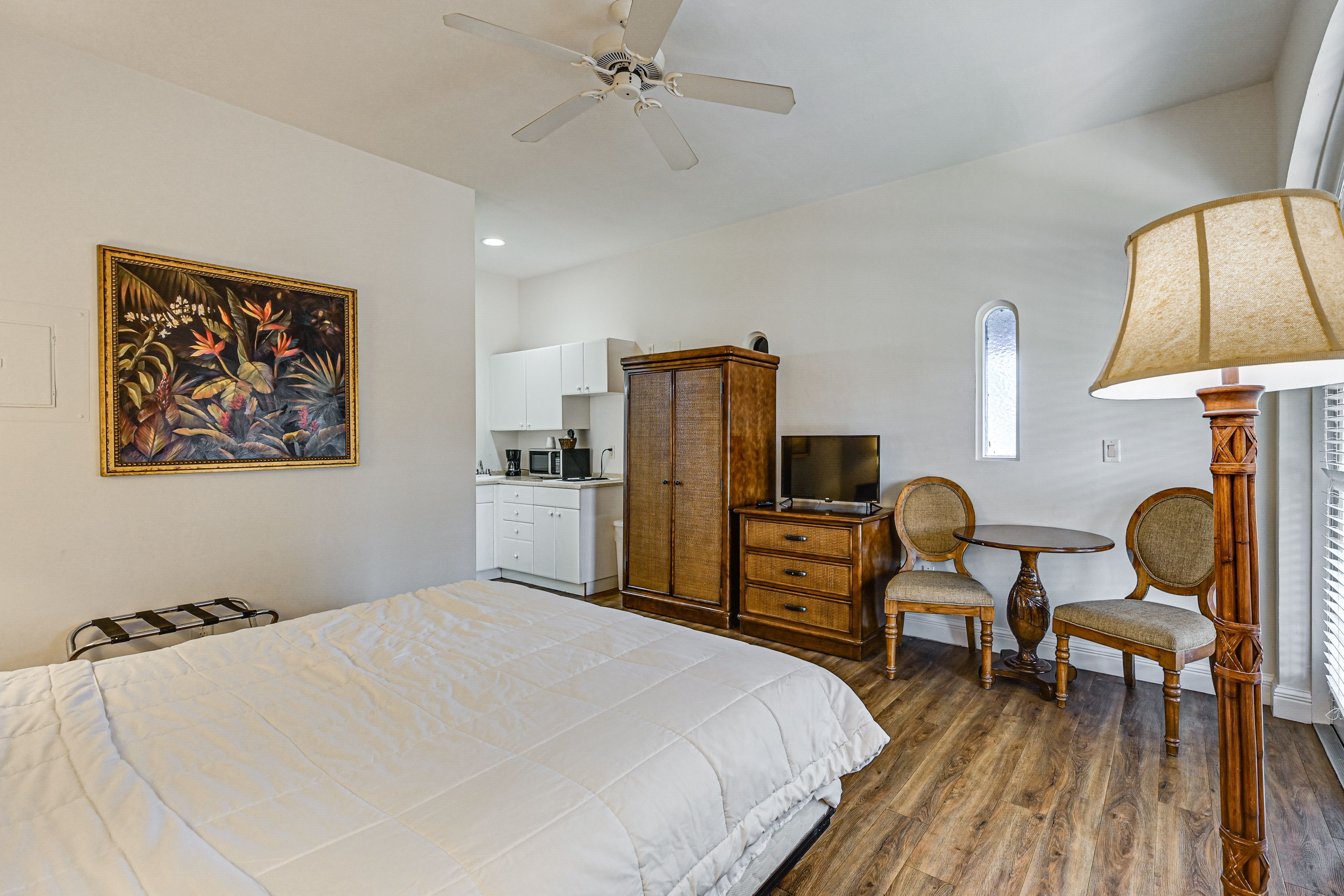 Studio | Queen Bed | Free WiFi | Central A/C & Heat