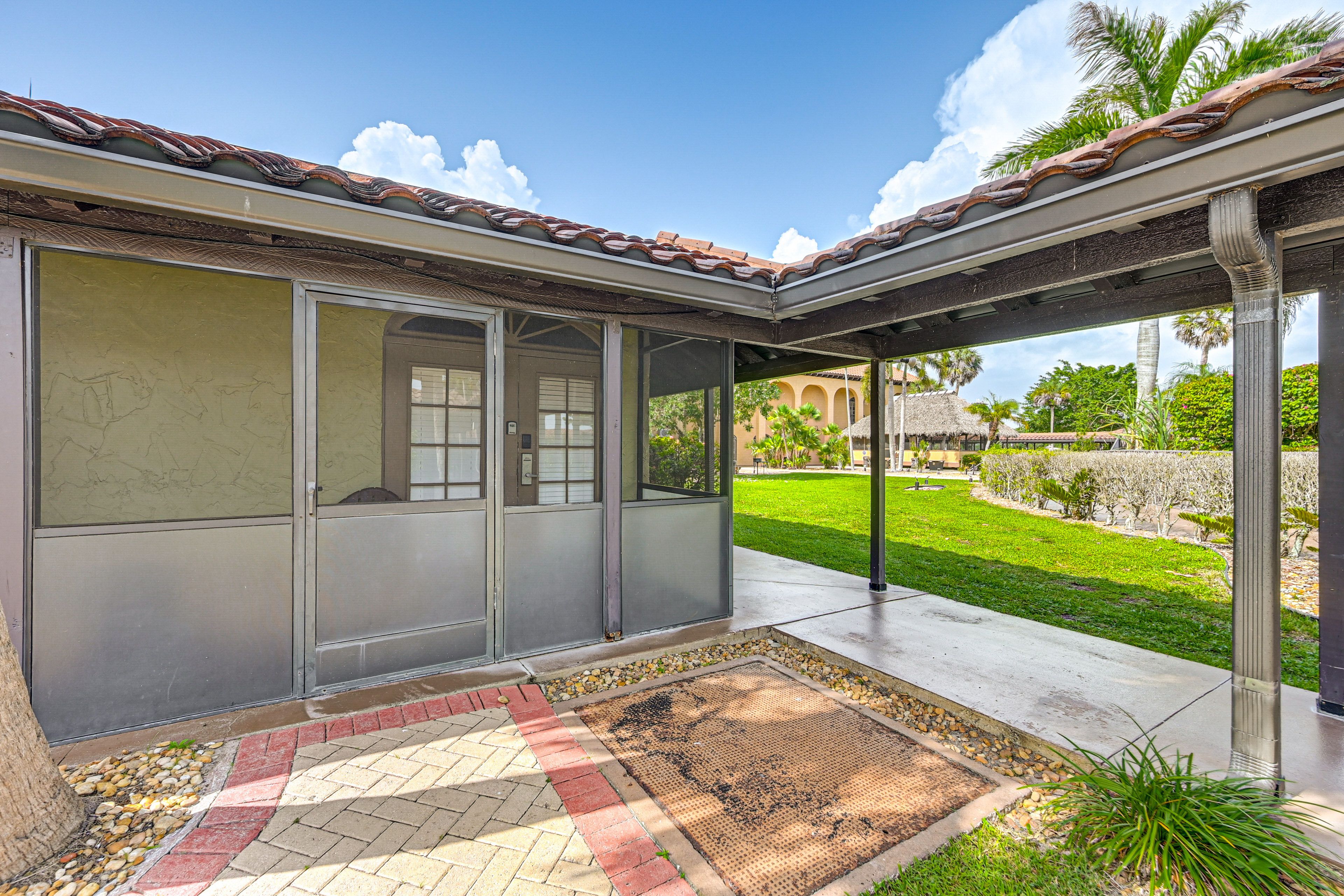 Building Exterior | Parking | Community Parking Lot (1 Vehicle)