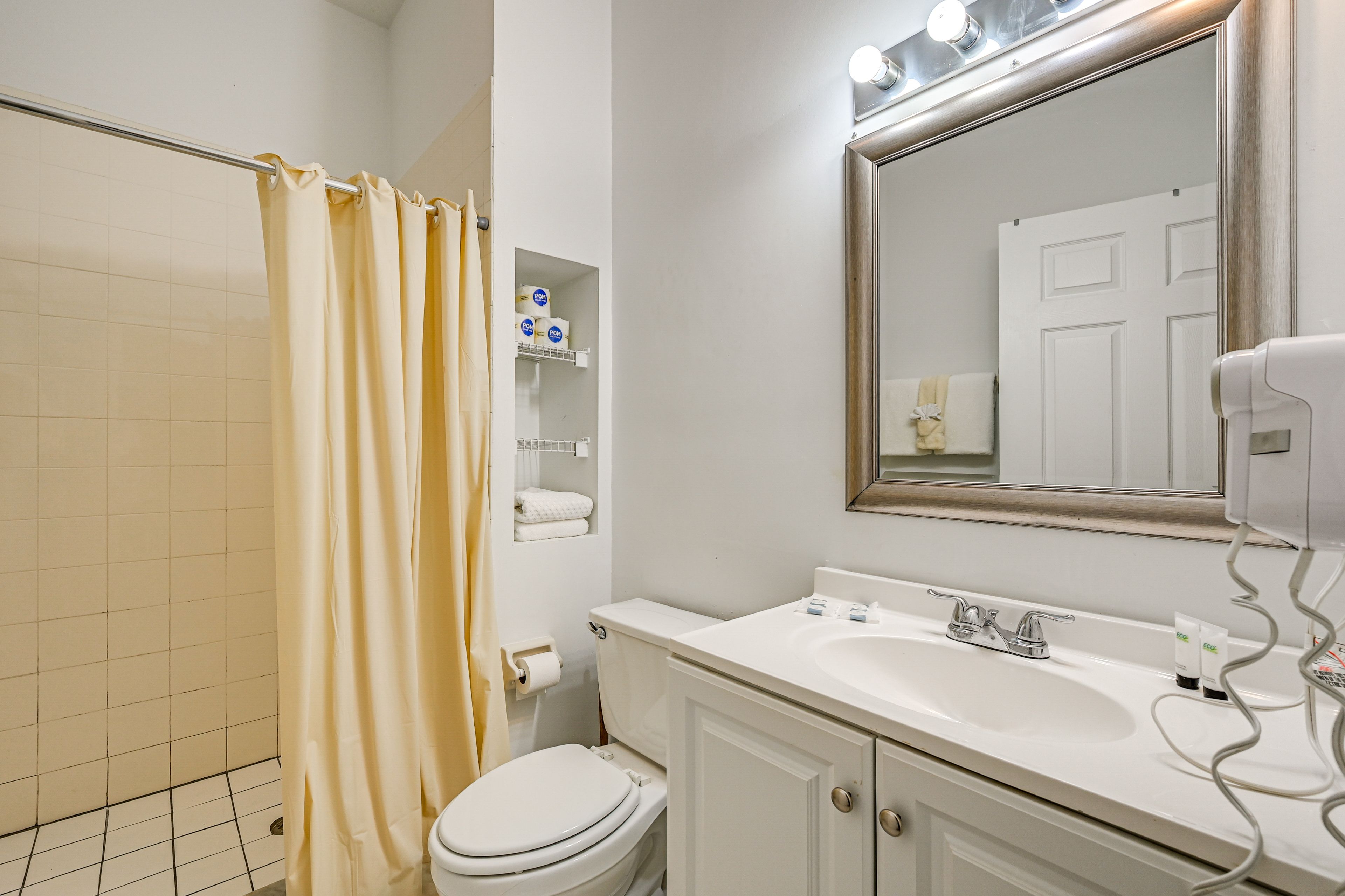 Full Bathroom | Towels Provided
