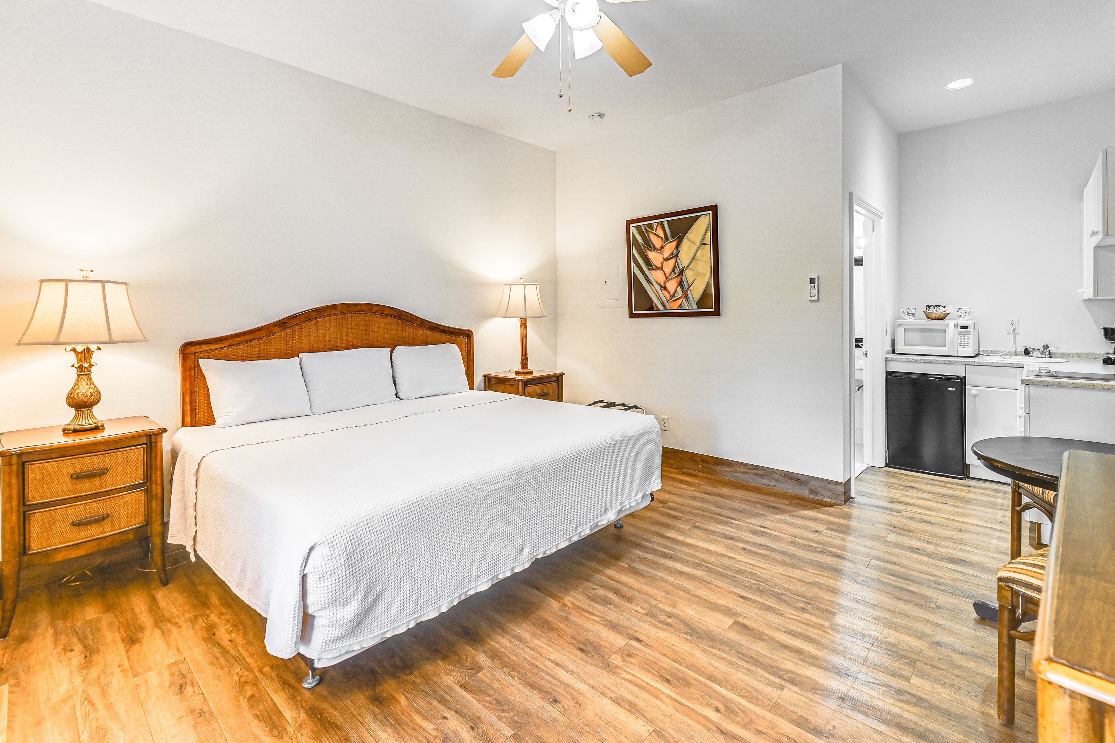 Studio | King Bed | Free WiFi | Central A/C & Heat