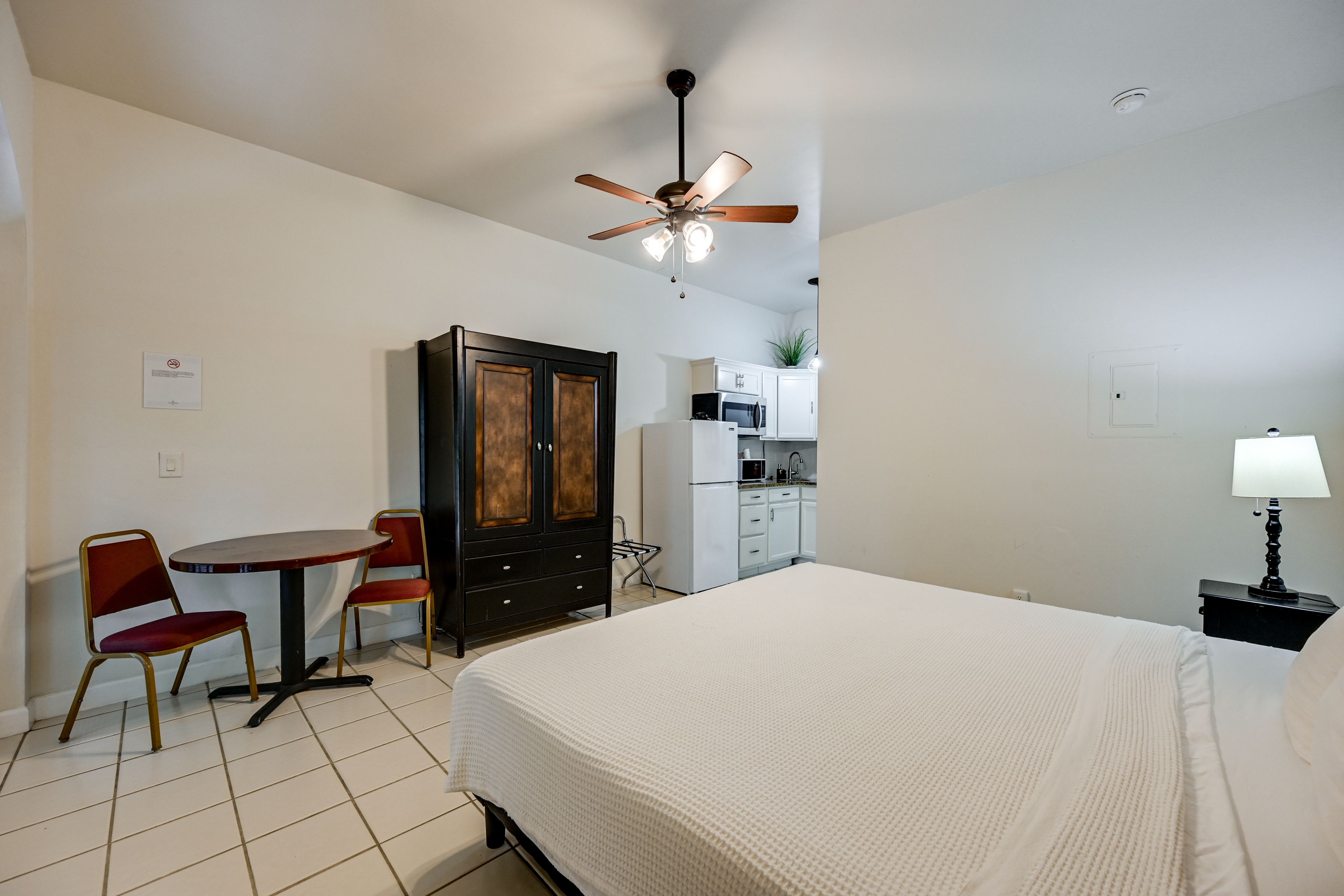 Studio | Queen Bed | Free WiFi | Central A/C & Heat