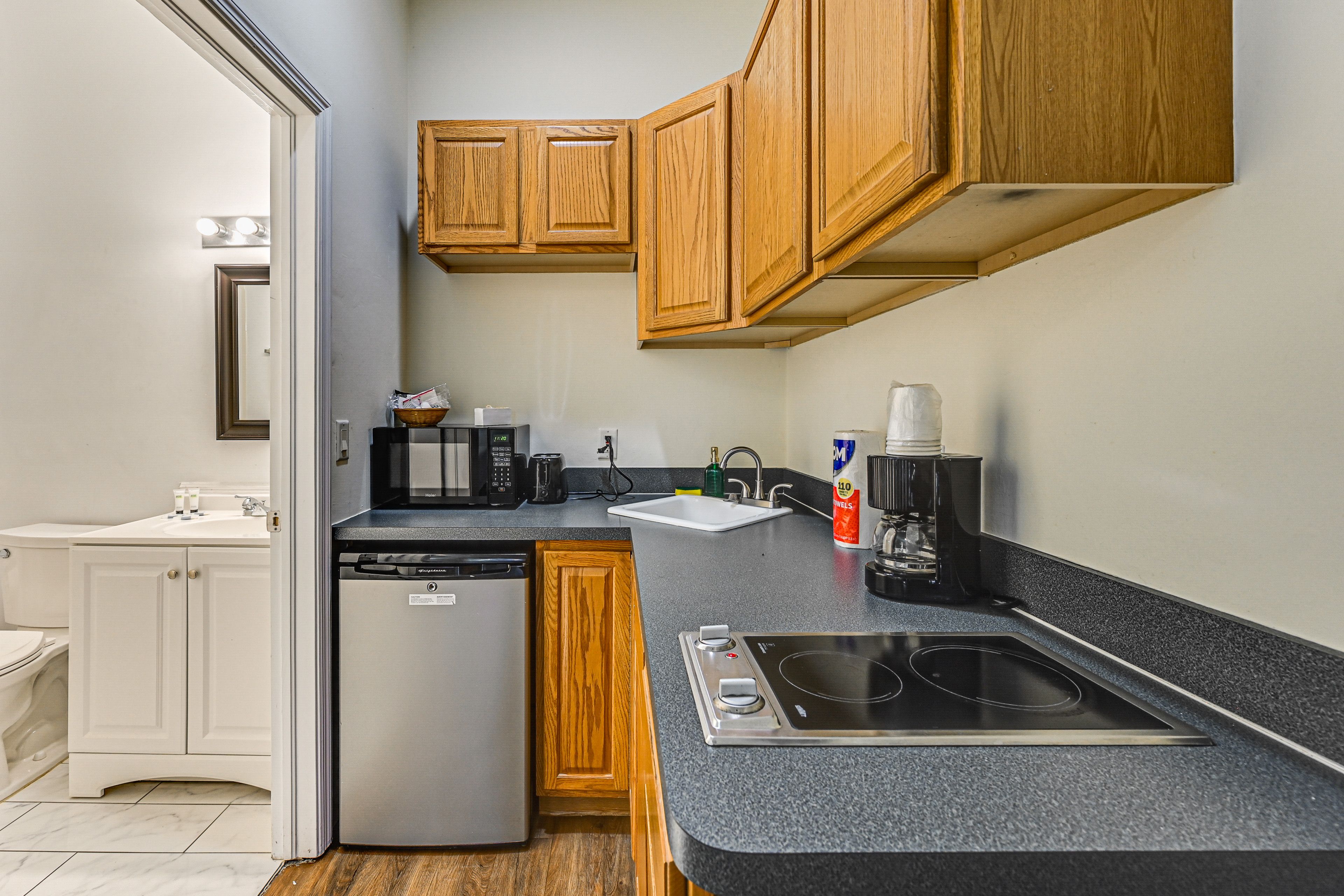 Kitchenette | Toaster | Trash Bags & Paper Towels