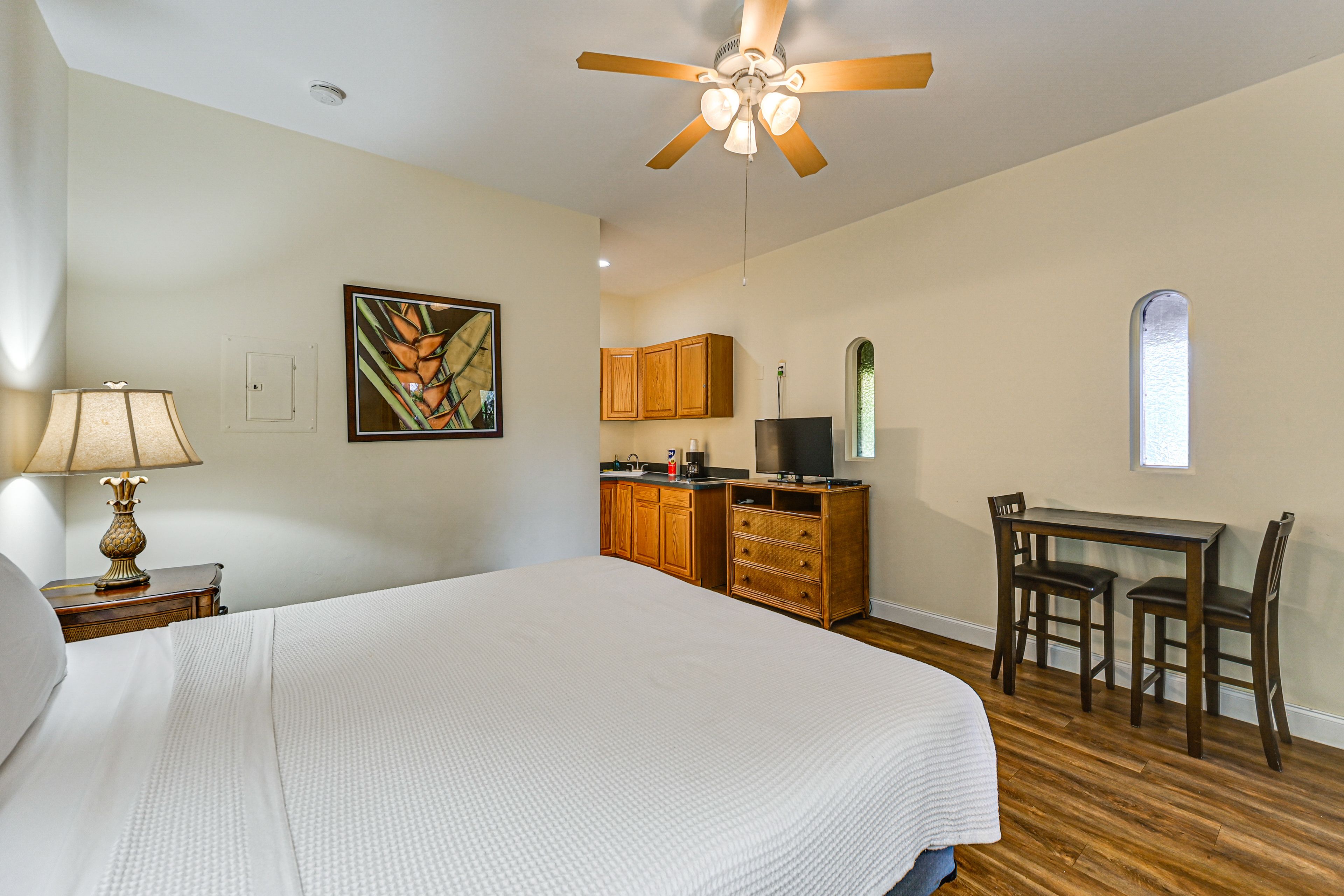 Studio | Queen Bed | Free WiFi | Central A/C & Heat
