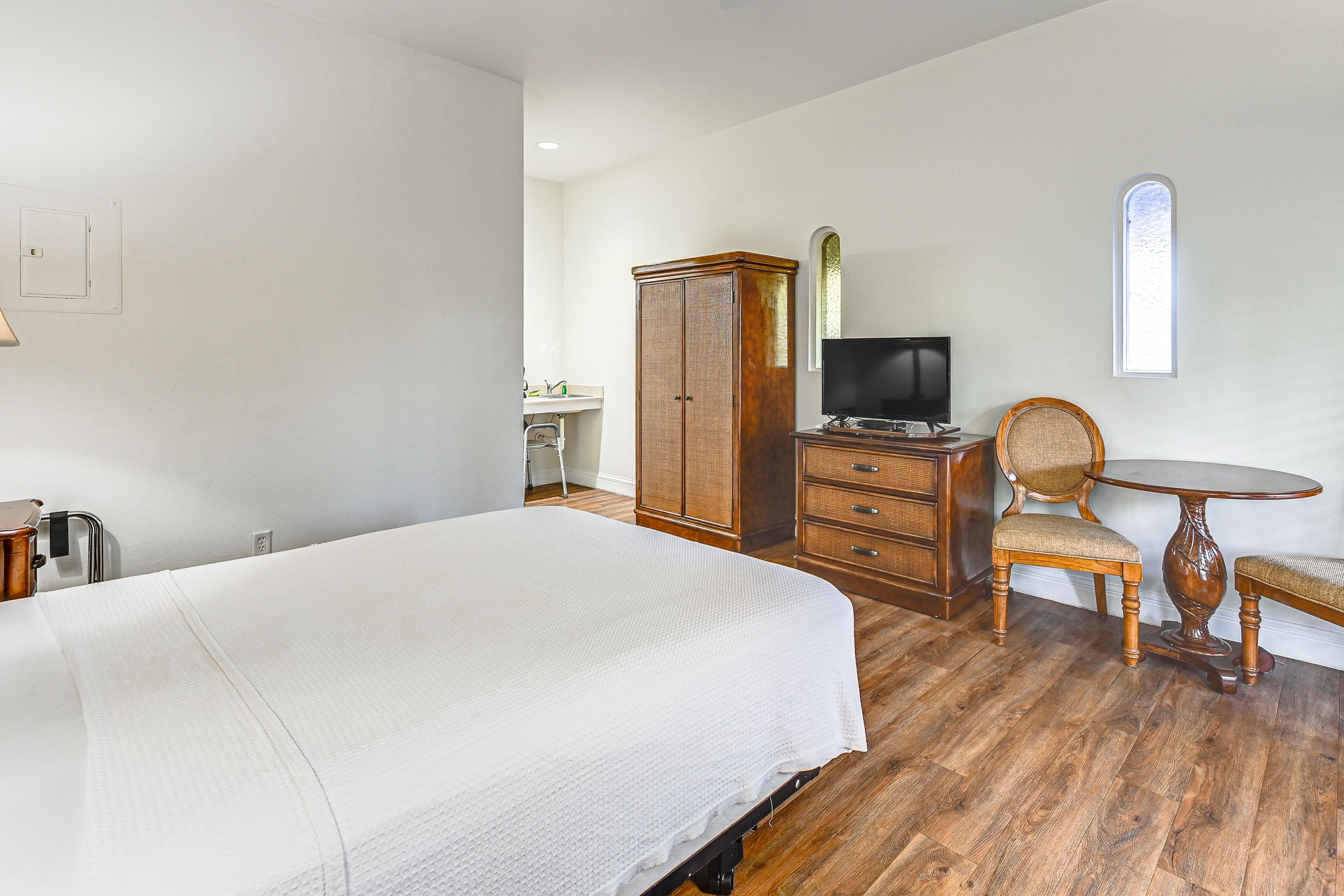 Studio | Queen Bed | Free WiFi | Central A/C & Heat