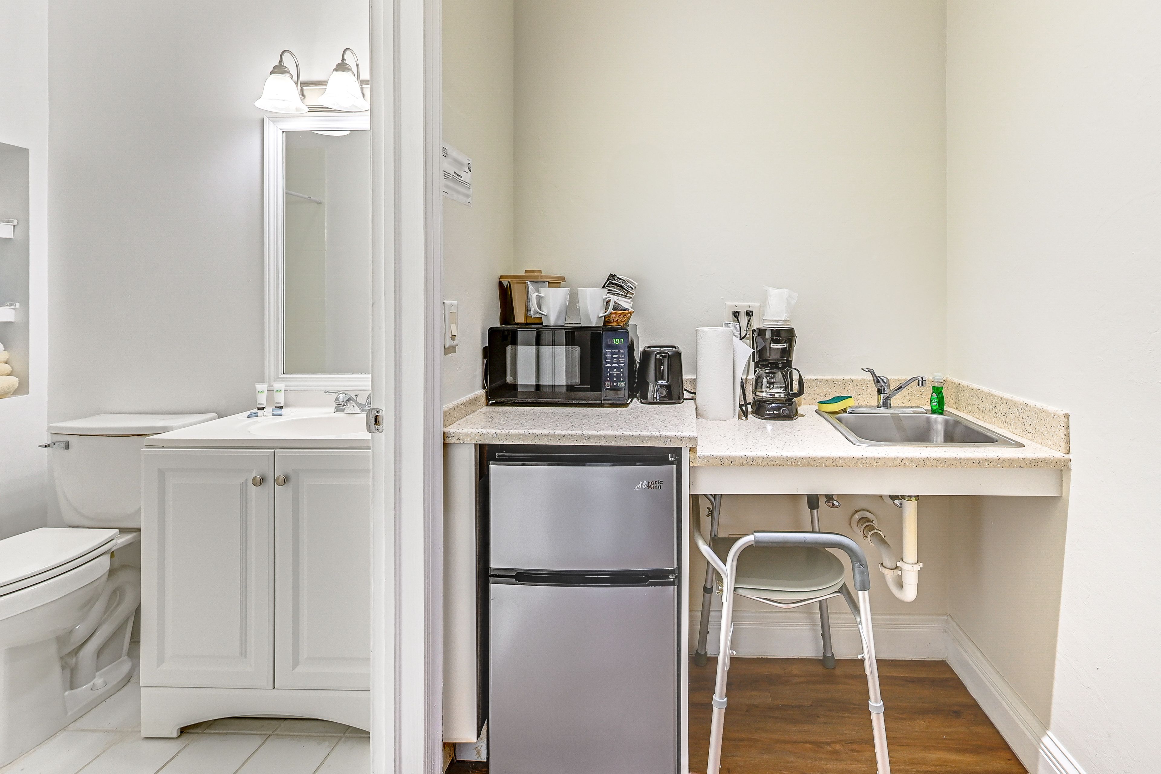 Kitchenette | Toaster | Trash Bags & Paper Towels