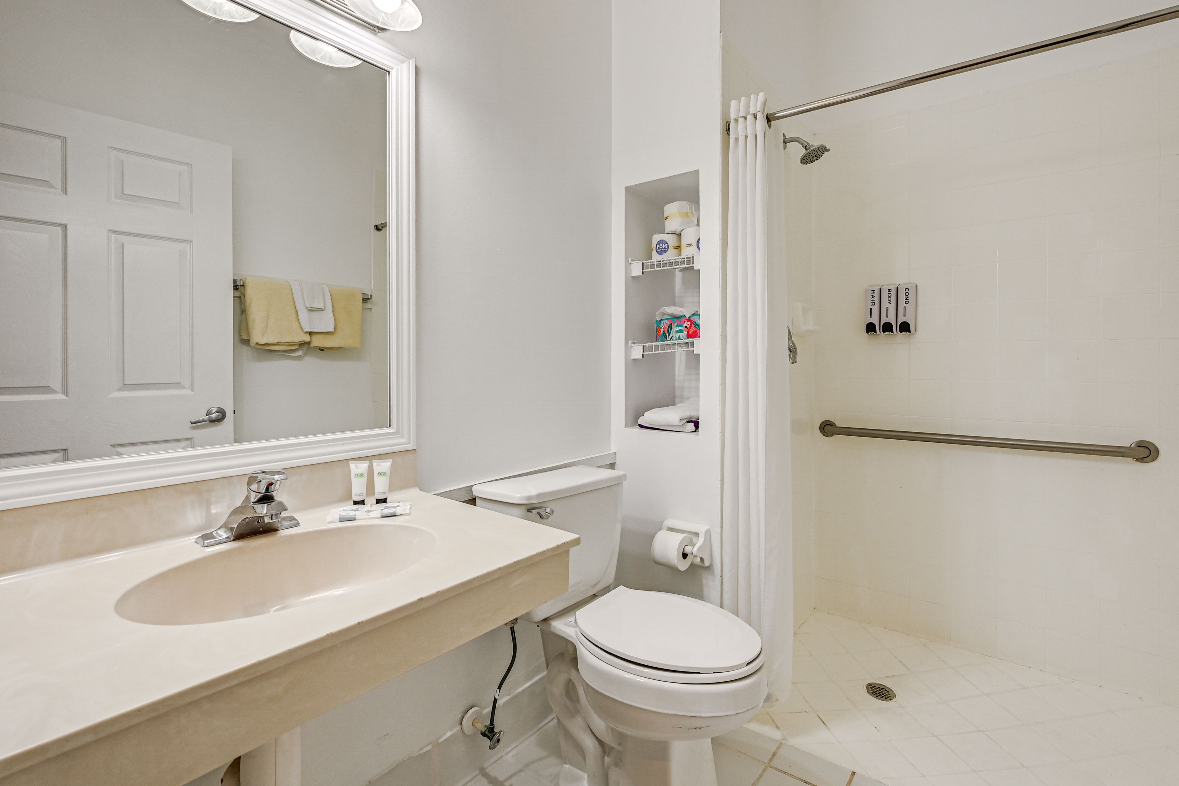 Full Bathroom | Towels Provided