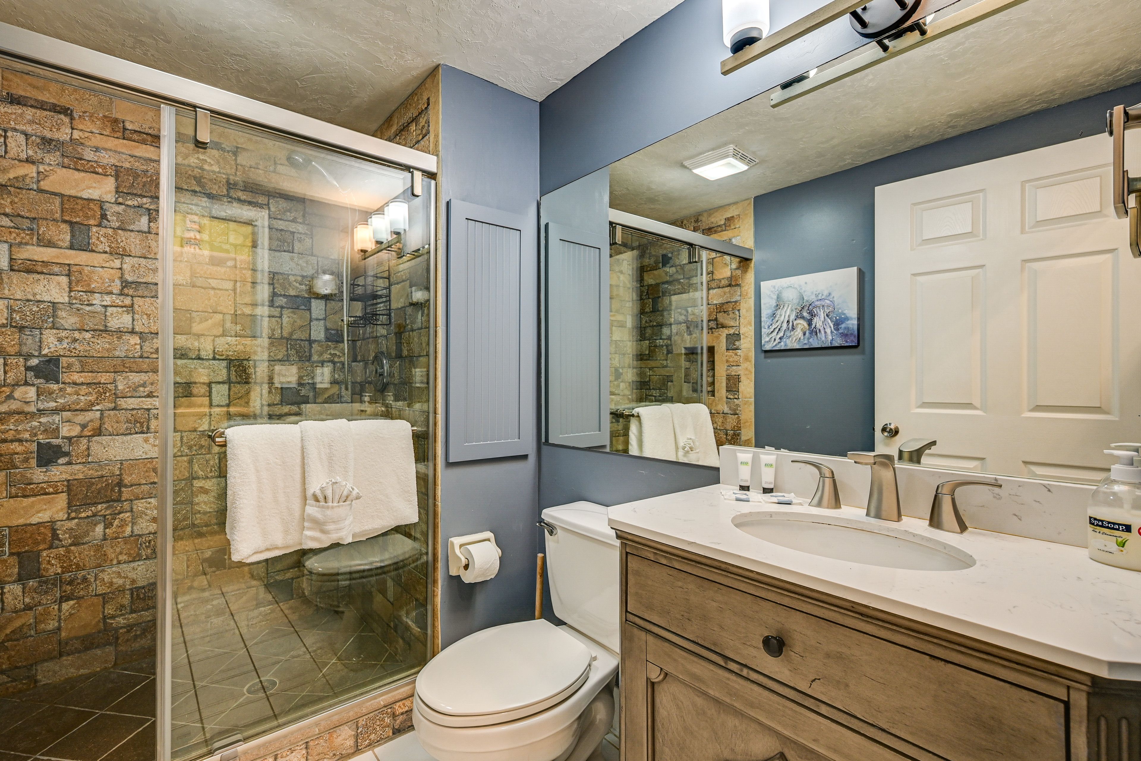 Full Bathroom | Towels Provided