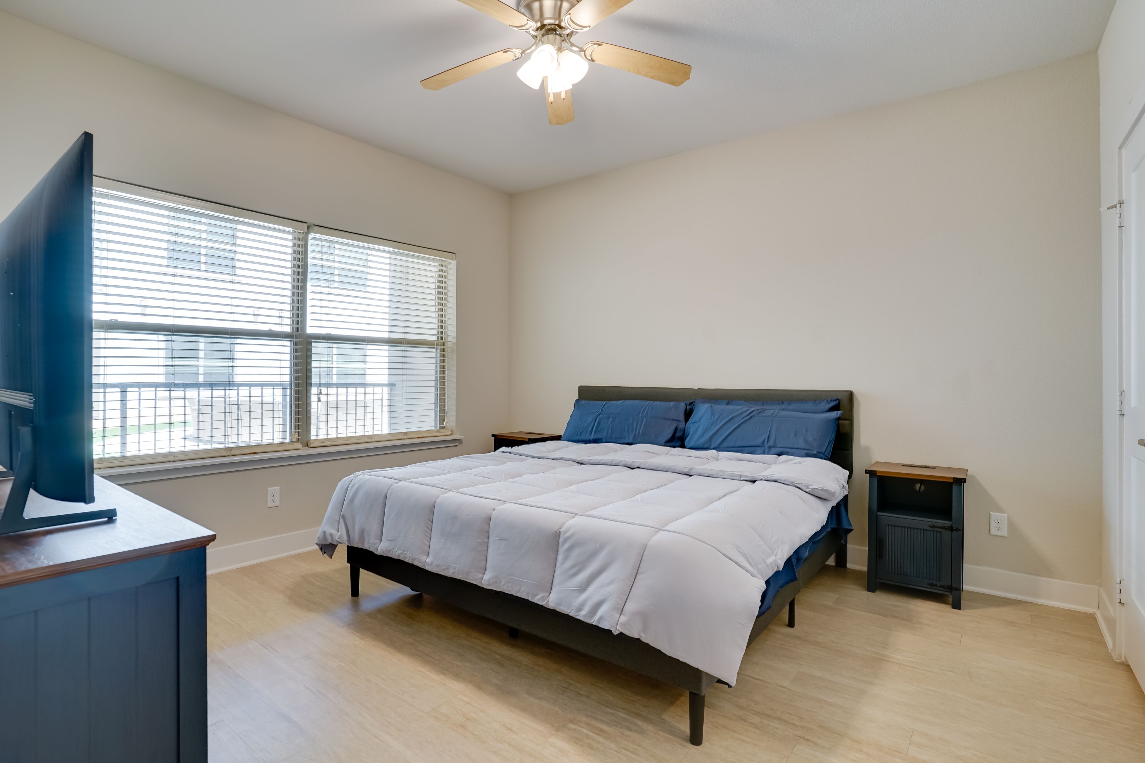 Bedroom | Queen Bed | Linens Provided | Smart TV